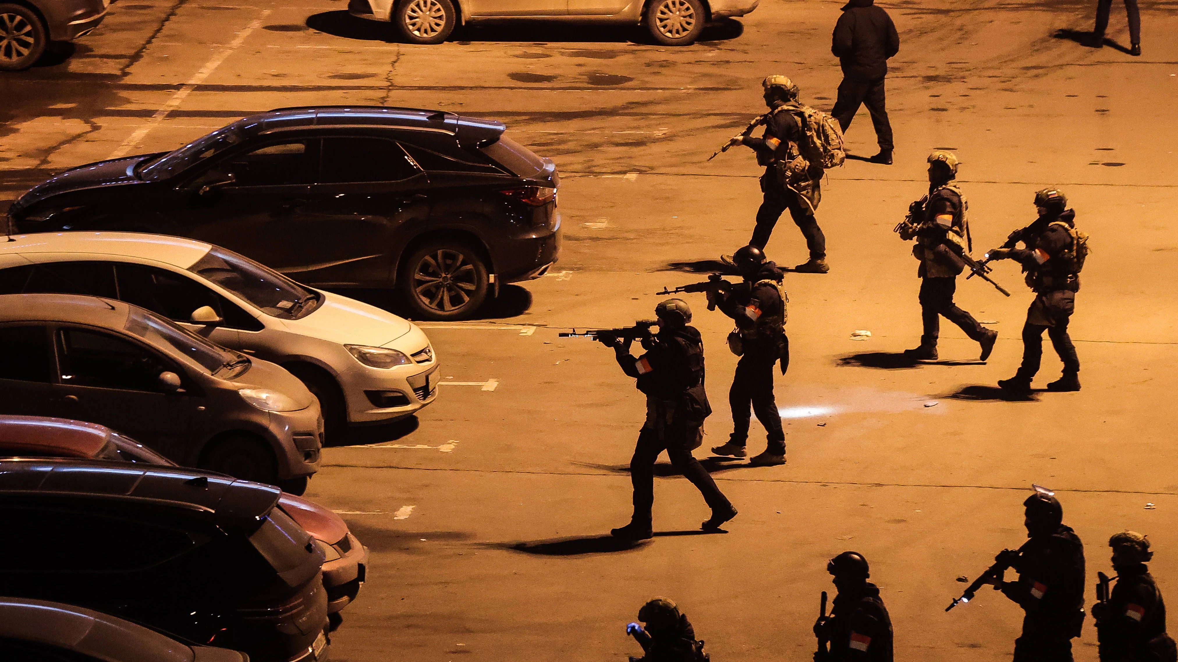 Nach dem Blutbad fahnden Spezialeinsatzkräfte der Polizei nach den Schützen, die im Veranstaltungszentrum Crocus City Hall bei Moskau ein Blutbad angerichtet haben.&nbsp;
