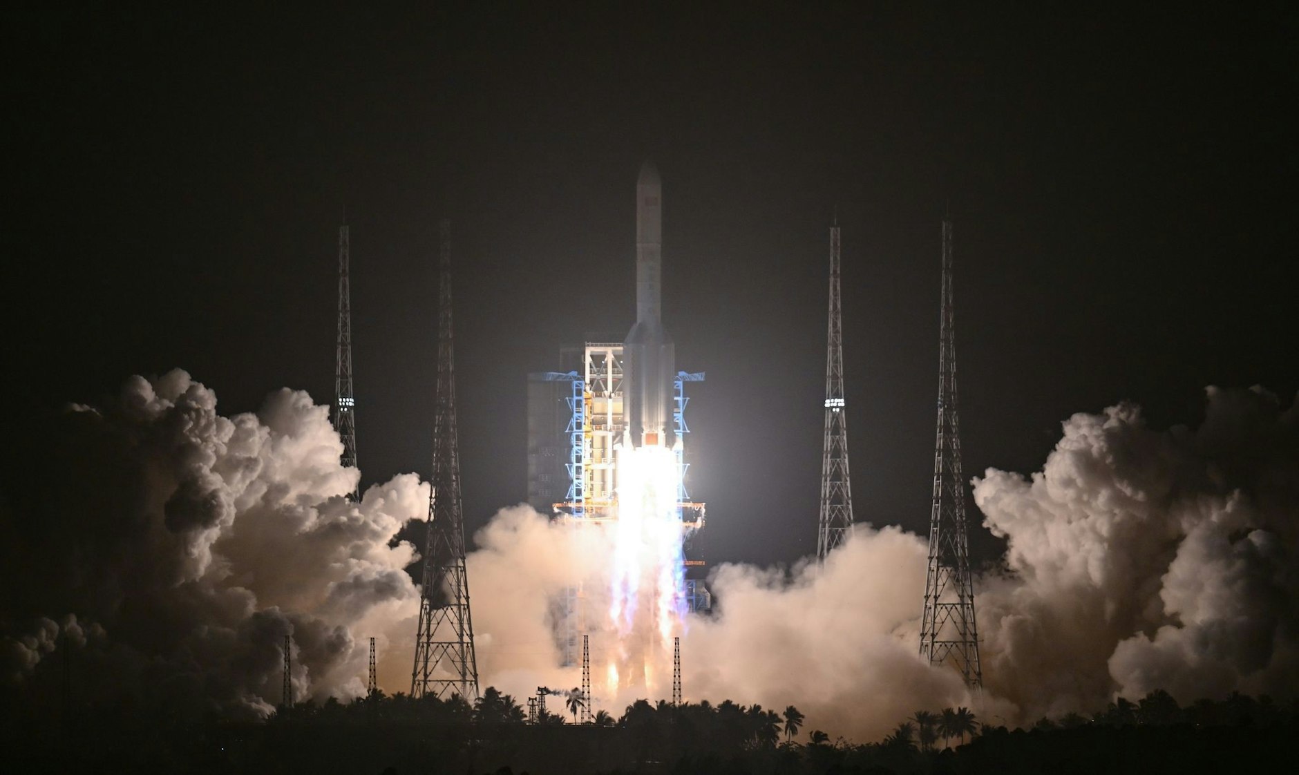 ARCHIV - Eine Trägerrakete von Typ Langer-Marsch-5-Y7 startet vom Weltraumbahnhof Wenchang Spacecraft Launch Site in der südchinesischen Provinz Hainan.  