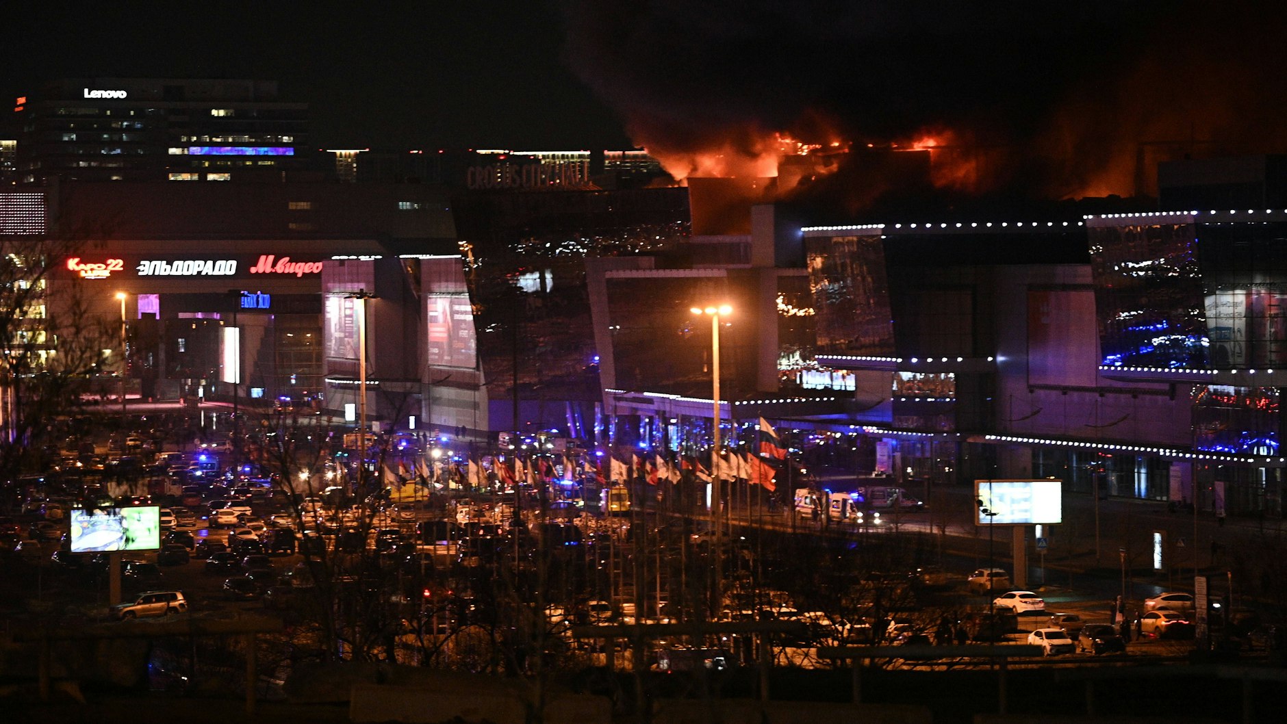 Lodernde Flammen und große Rauchschwaden sind über der&nbsp;Crocus City Hall zu sehen. Der Brand konnte laut&nbsp; Zivilschutzministerium bis zum späten Abend noch nicht unter Kontrolle gebracht werden.&nbsp;&nbsp;