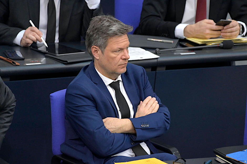 Wirtschaftsminister Robert Habeck kritisiert den DFB-Ausrüsterdeal mit Nike und spricht von Standortpatriotismus.