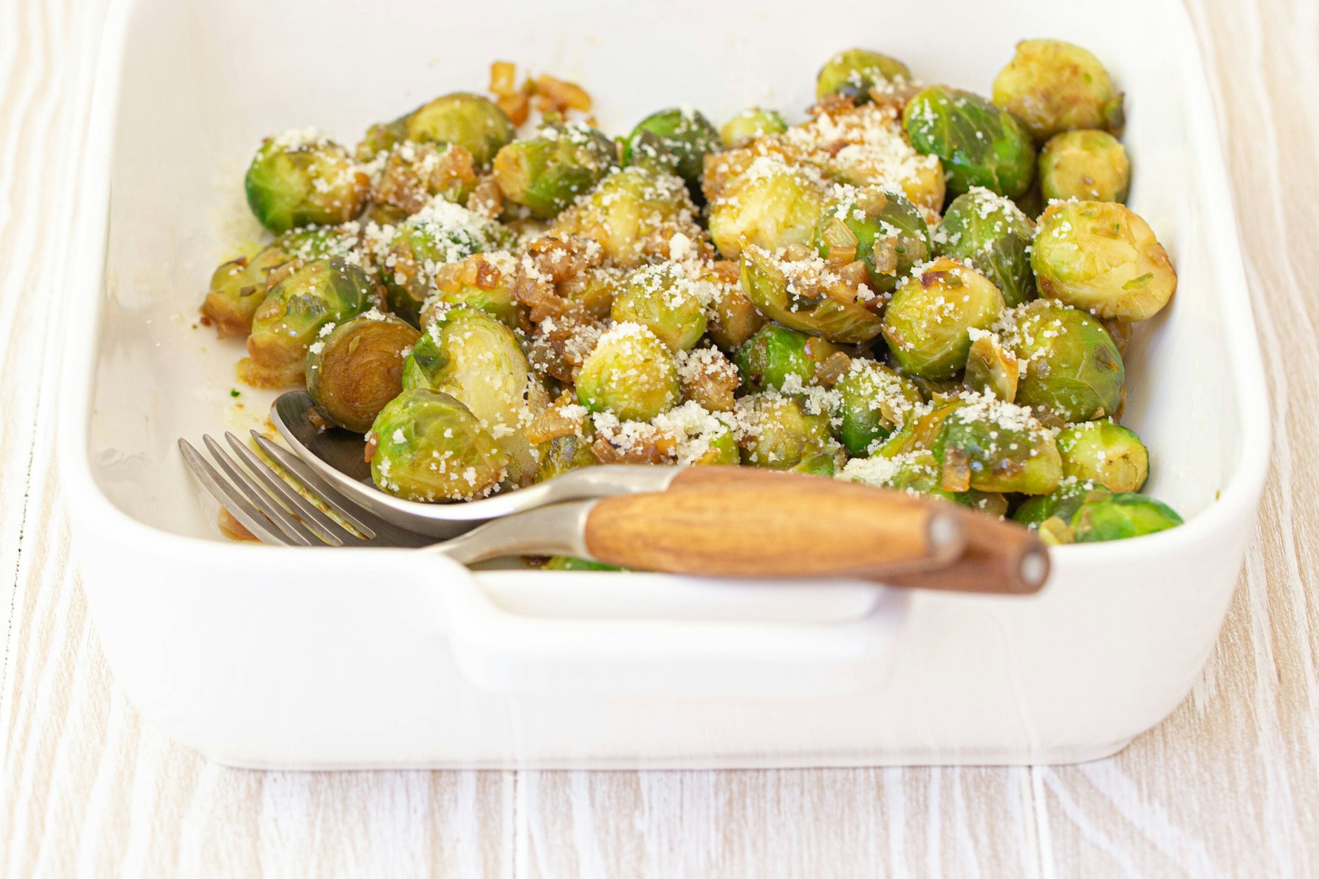 Rosenkohl mit Parmesan und Knoblauch aus dem Ofen: Das Rezept ist schnell gemacht und unfassbar lecker!