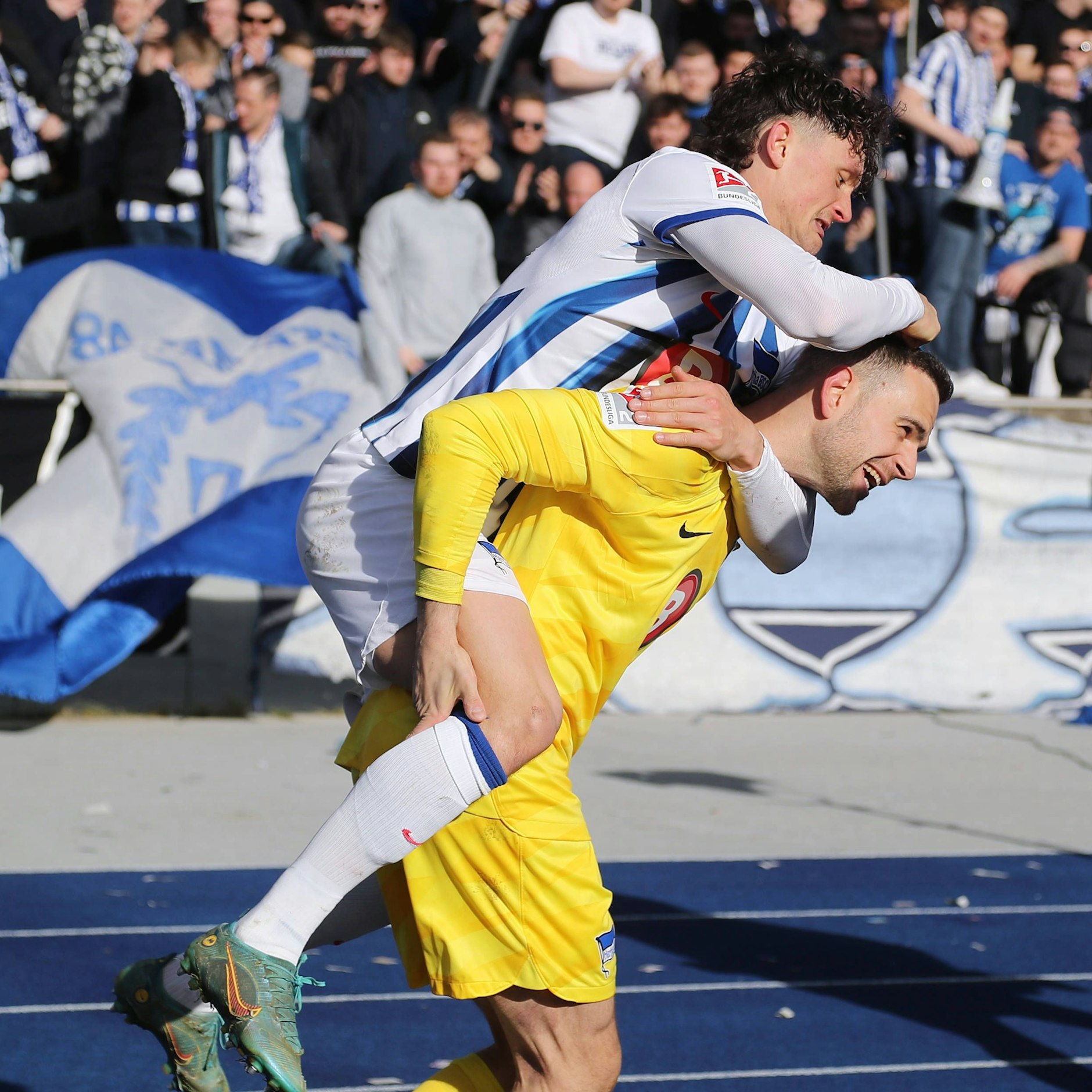 Marius Gersbeck nimmt nach dem 5:2-Heimsieg gegen Schalke Publikumsliebling Fabian Reese in der Ostkurve&nbsp; Huckepack.