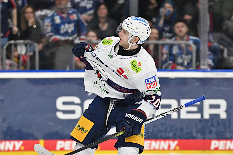 Eisbär Lean Bergmann provozierte die Fans seines Ex-Klubs Adler Mannheim mit einem aufreizender Torjubel.&nbsp;