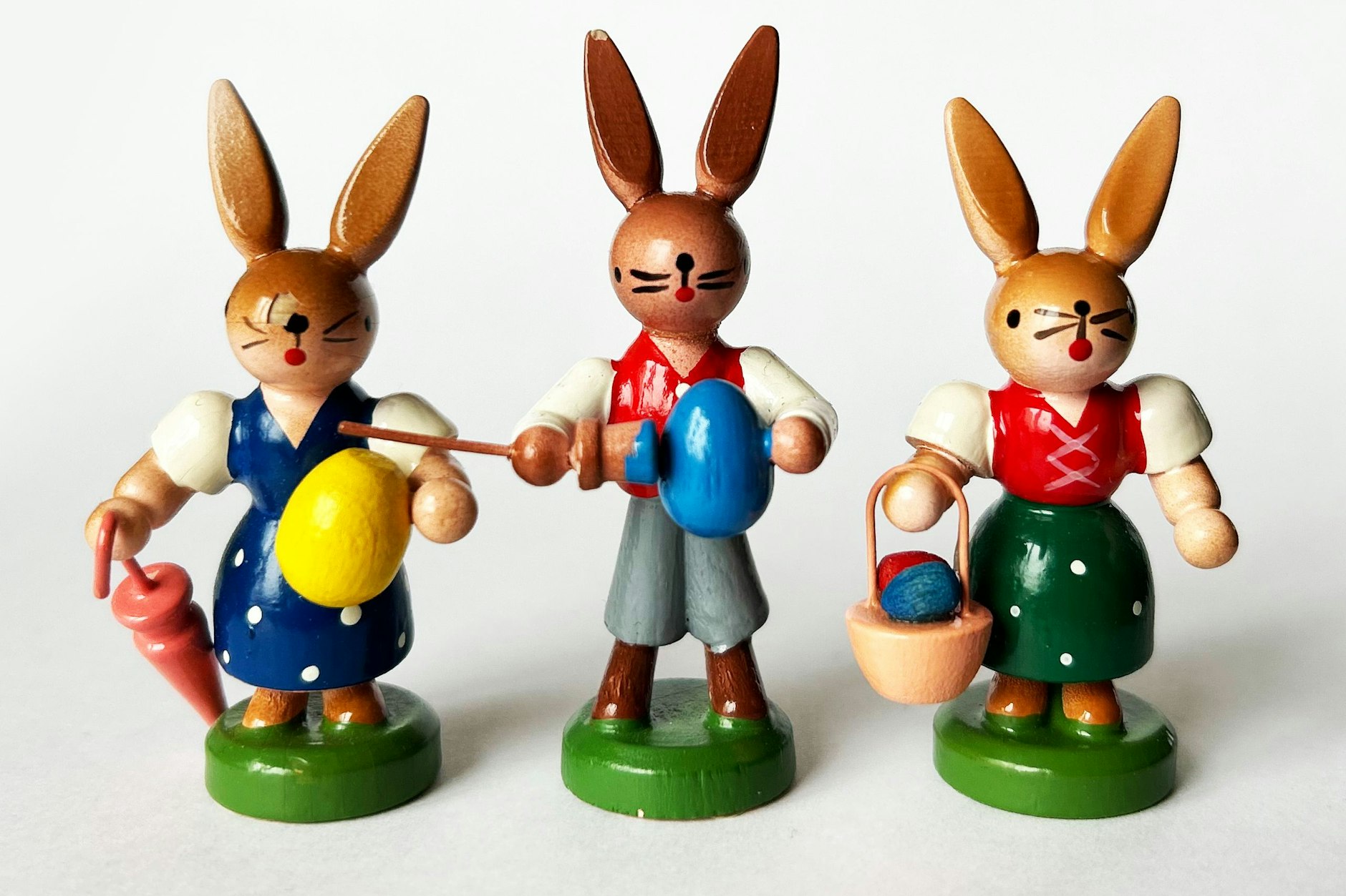 Solche Osterhasen aus dem Erzgebirge stehen momentan auf vielen Regalen im Osten Deutschlands.