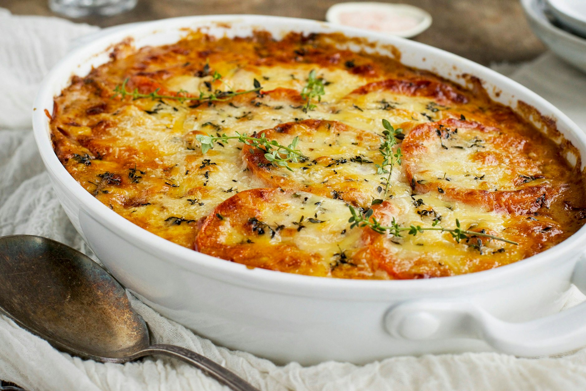 Einfach köstlich! Dieser leckere Auflauf mit Hühnchen und Tomaten passt perfekt in den Sommer - und das Rezept hilft noch dazu beim Abnehmen.