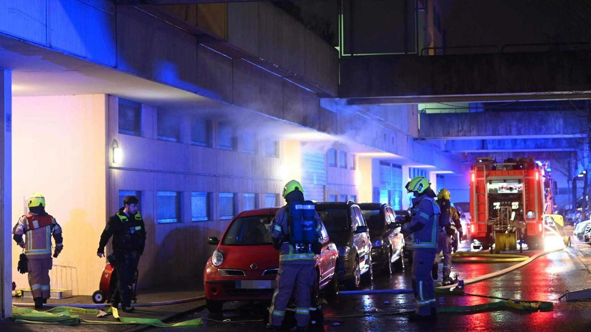 Einsatzkräfte der Berliner Feuerwehr in der High-Deck-Siedlung in Berlin-Neukölln.