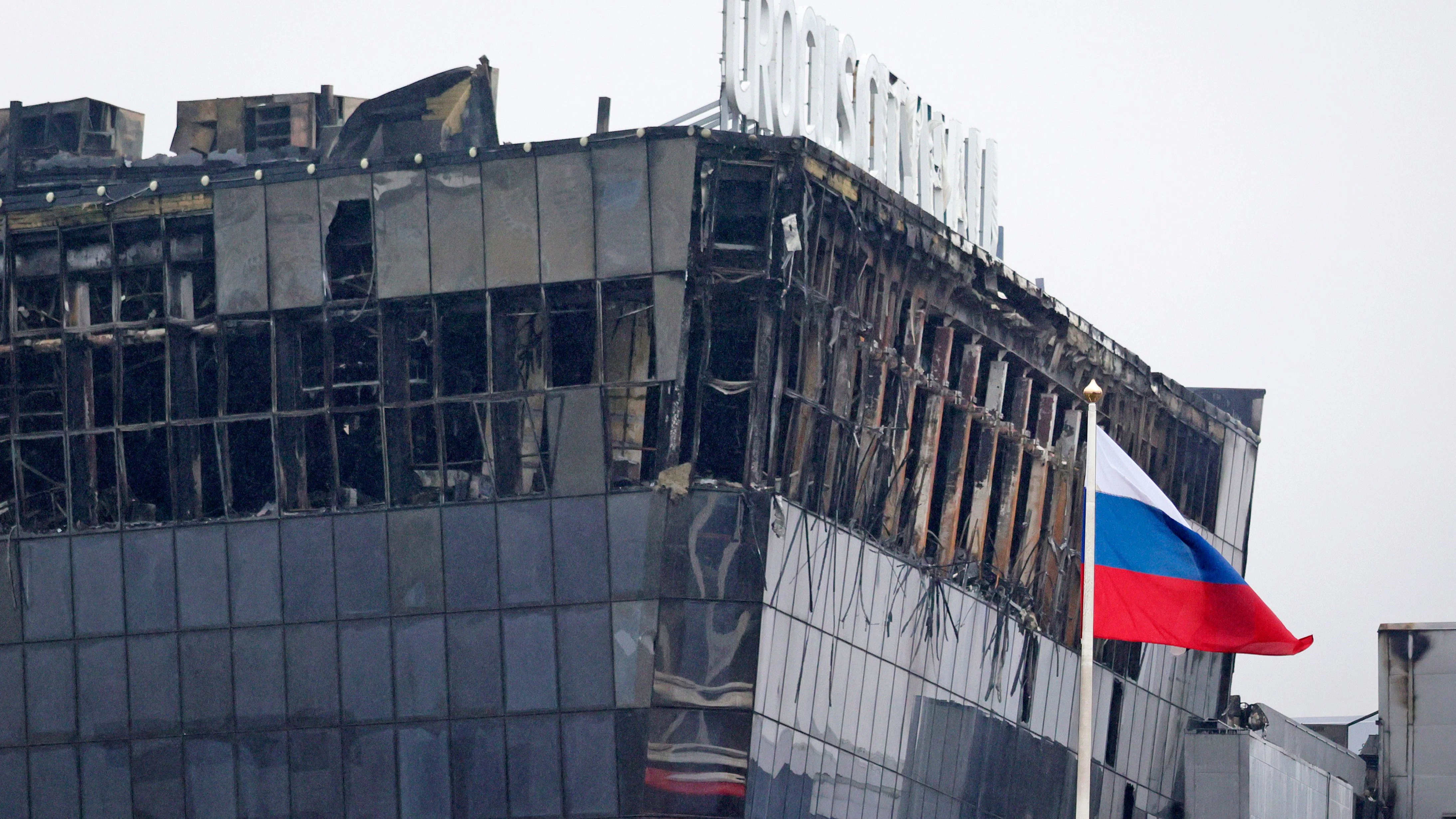 Moskau: Blick auf die Crocus City Hall. Nach dem Terroranschlag im Nordwesten Moskaus auf eine Konzerthalle dauern die Ermittlungen an.&nbsp;