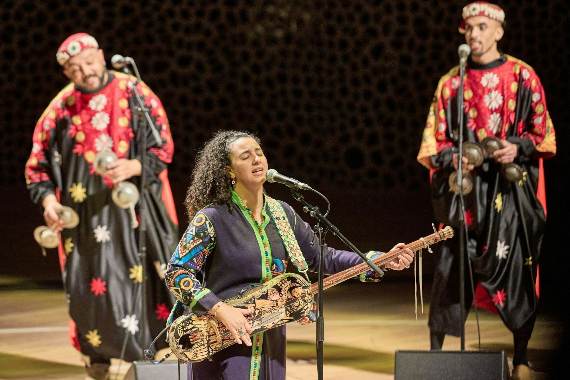 Hind Ennaira (M) und die Gruppe Black Koyo traten im Großen Saal in der Elbphilharmonie auf.  
