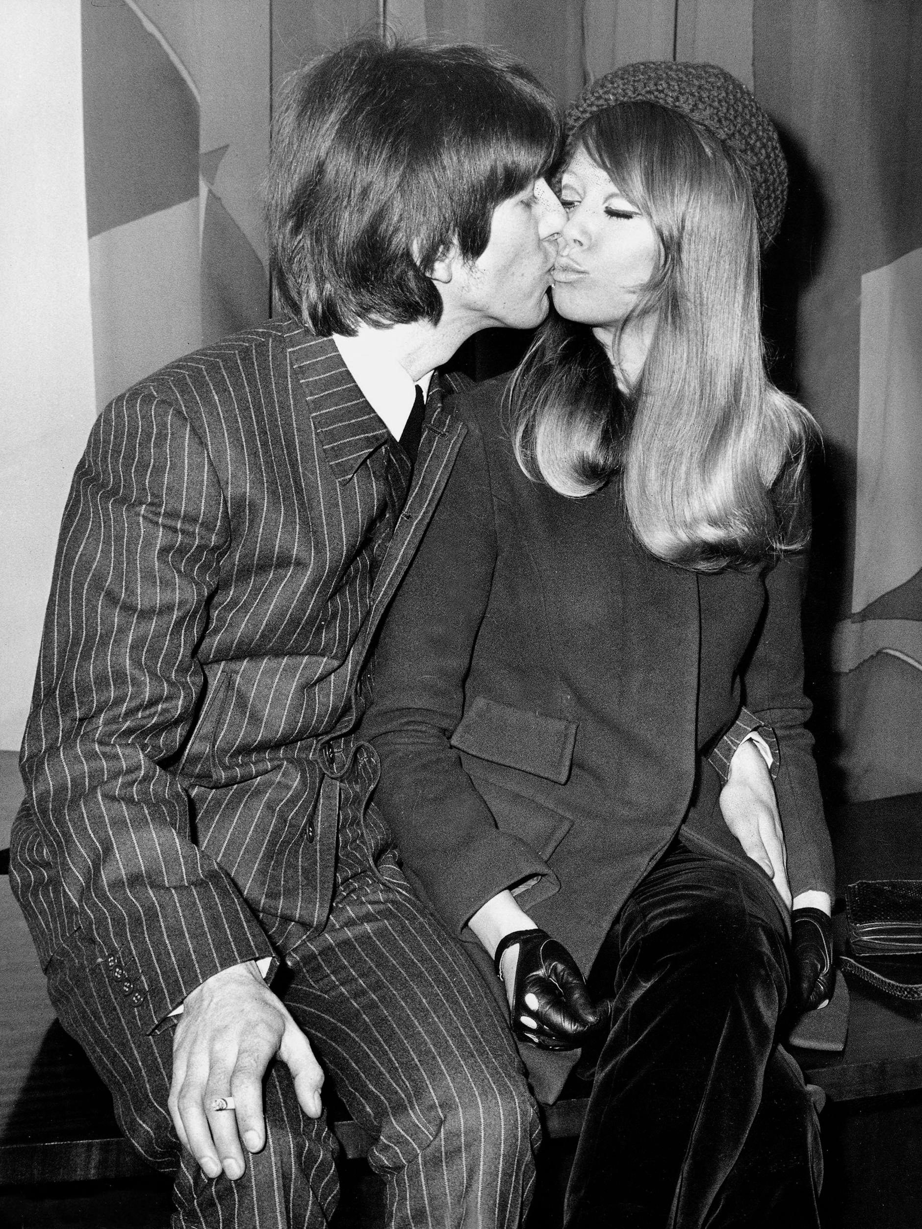 George Harrison mit Pattie Boyd nach ihrer Hochzeit in London (1966).