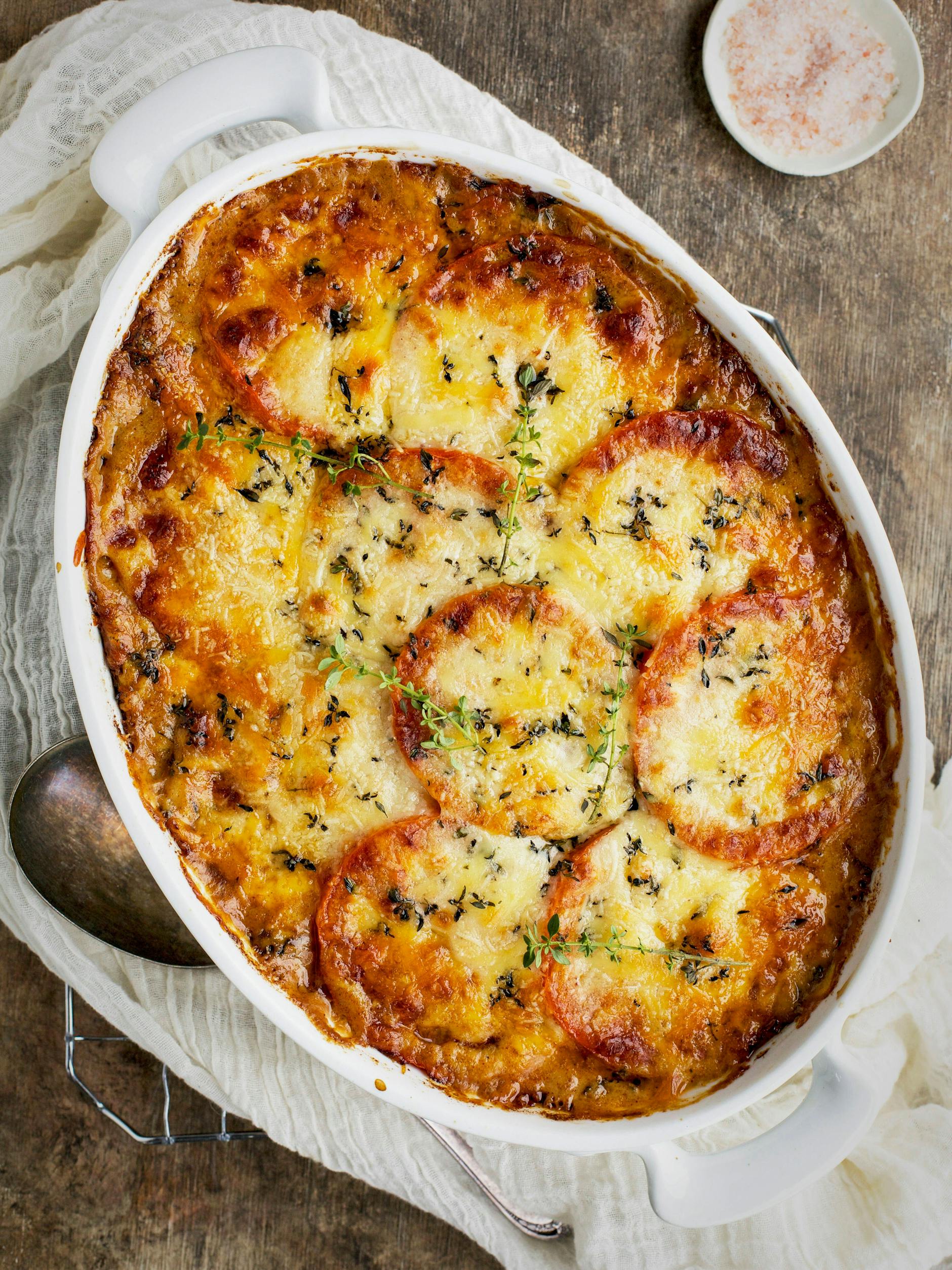 Der mediterrane Auflauf mit Hühnchen, Tomaten, Fetakäse und rotem Pesto eignet sich perfekt für die Low Carb Diät.