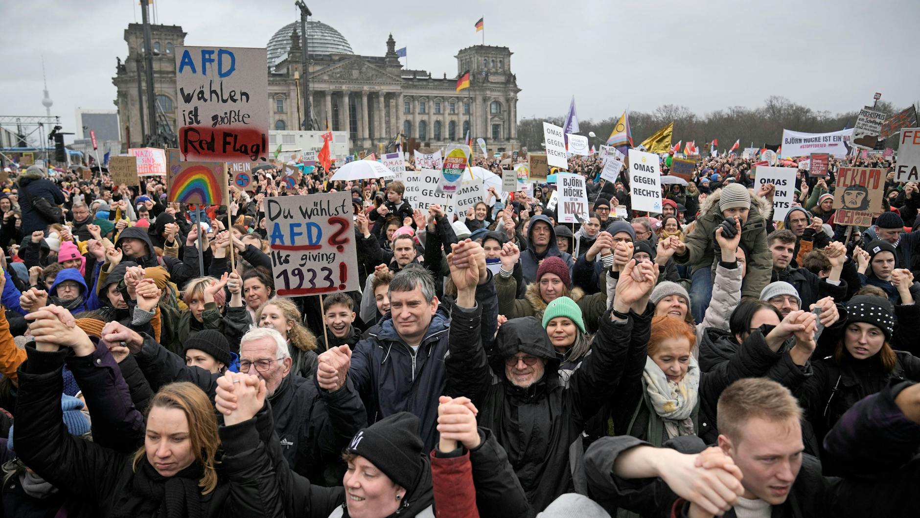 Auch am Sonnabend werden überall in Berlin wieder zahlreiche Menschen auf die Straße gehen.
