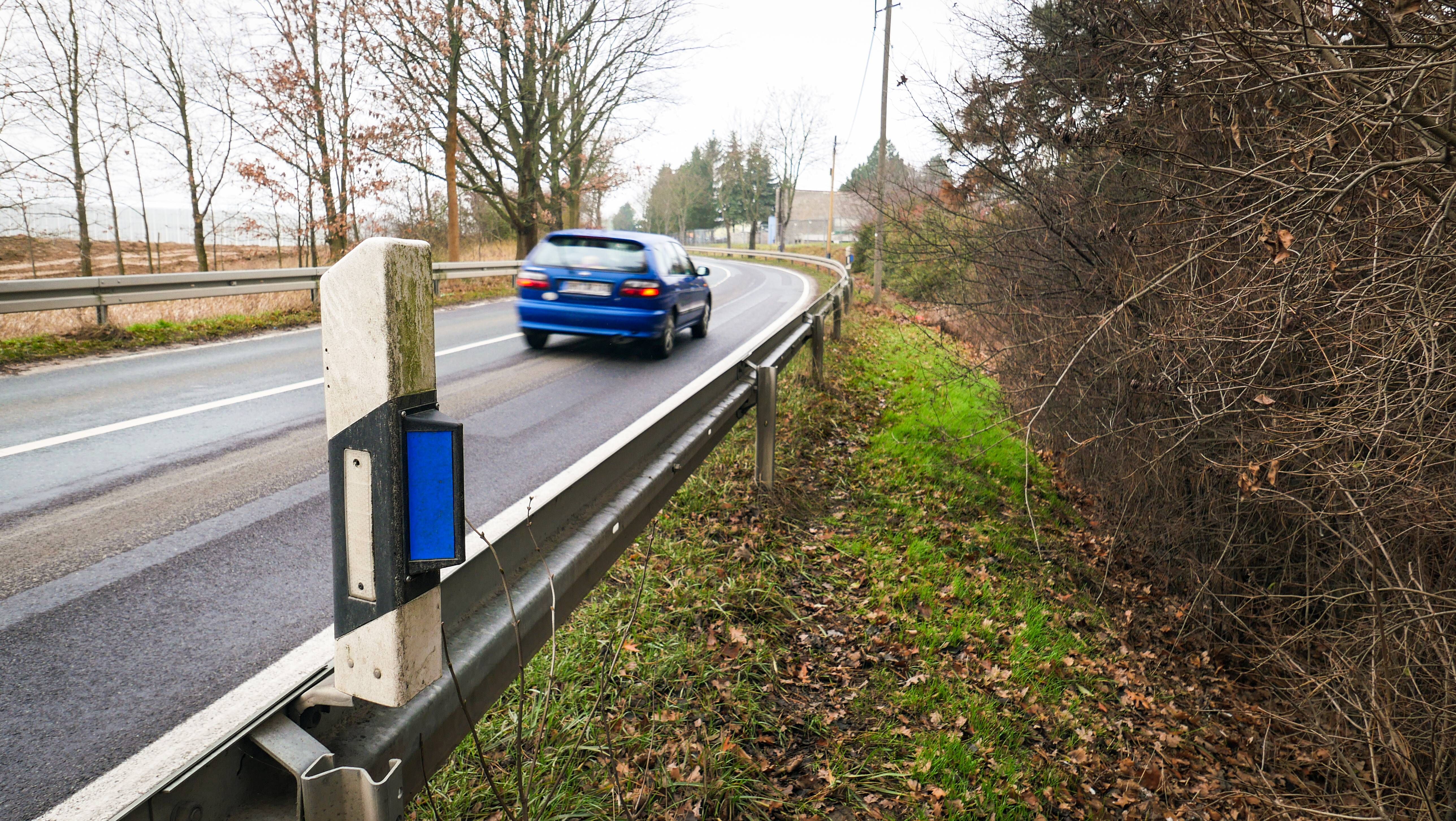 Alltags-Rätsel: Warum sind manche Straßenpfosten blau? DAS steckt dahinter