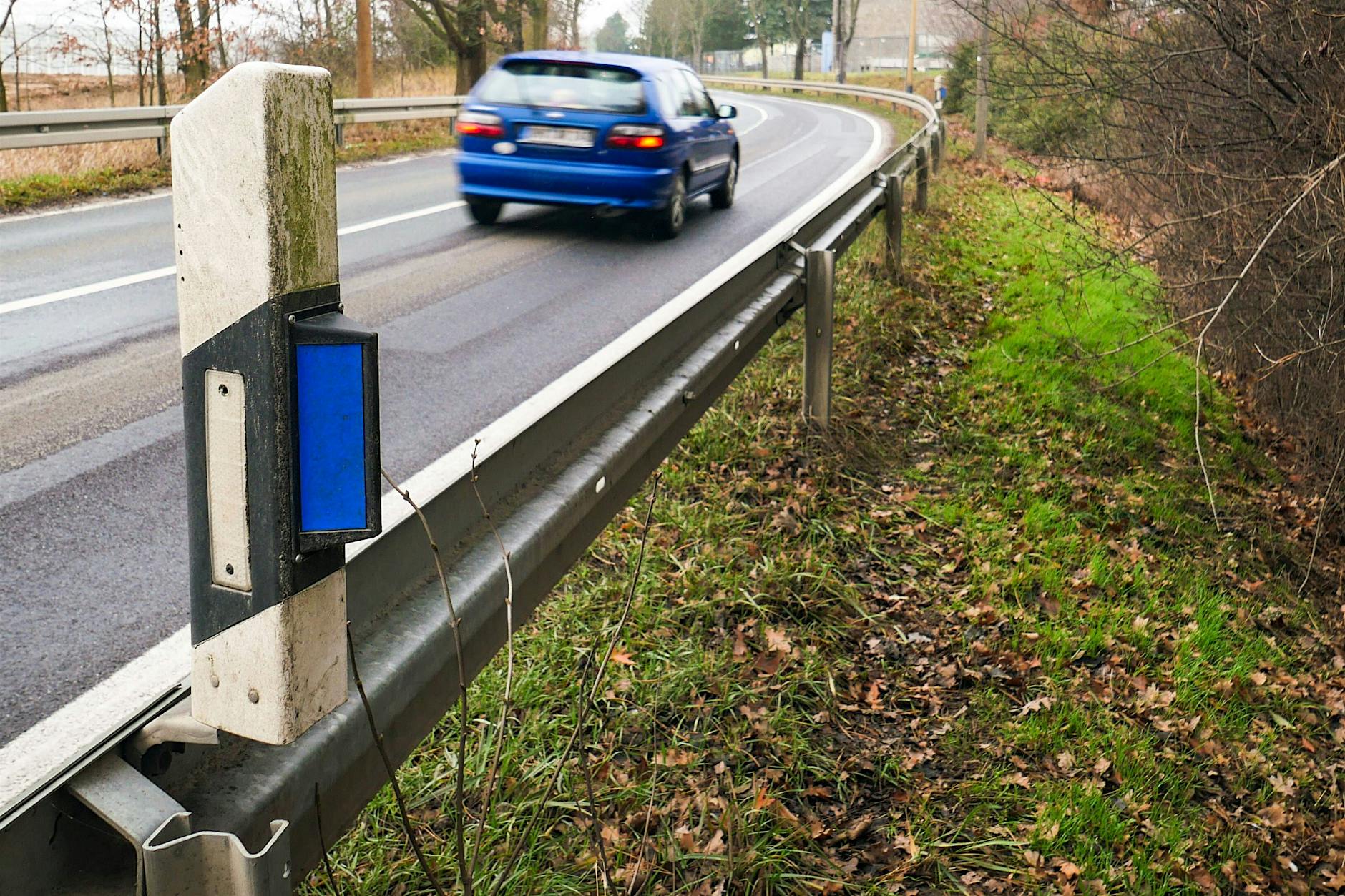 Alltags-Rätsel: Warum sind manche Straßenpfosten blau? DAS steckt dahinter
