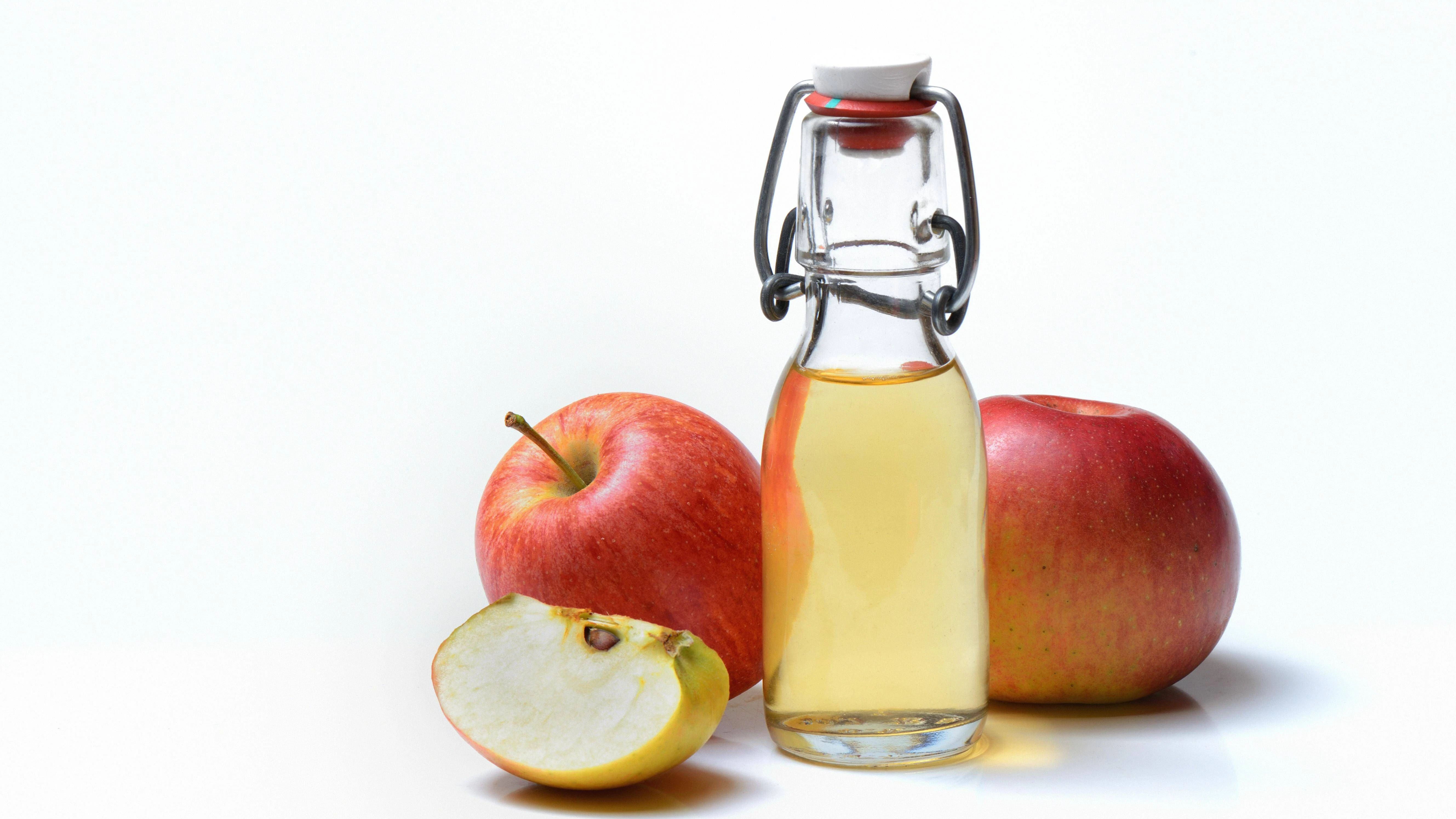 Apfelessig soll, mit Wasser zum Schlank-Schluck vermischt, die Kilos purzeln lassen.