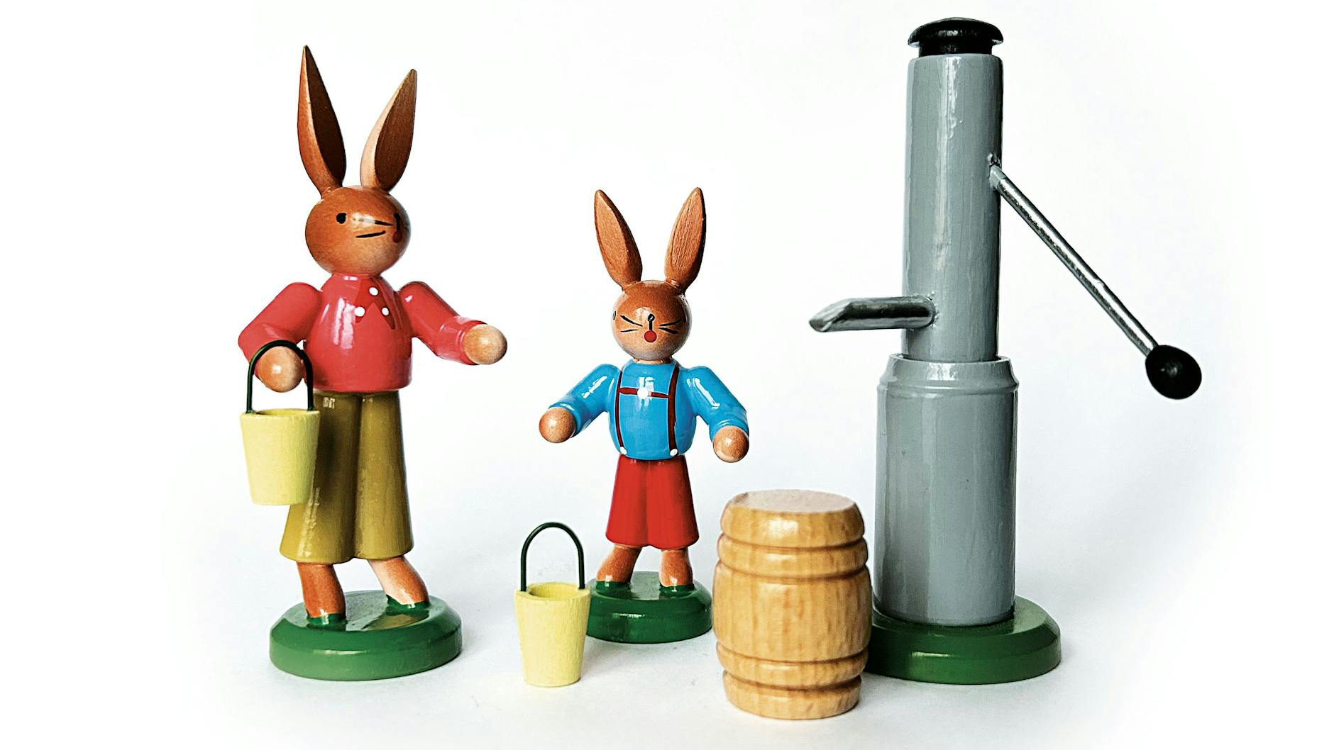 Zwei Hasen holen Osterwasser: Dieser besondere Oster-Schmuck erinnert an eine alte Tradition.