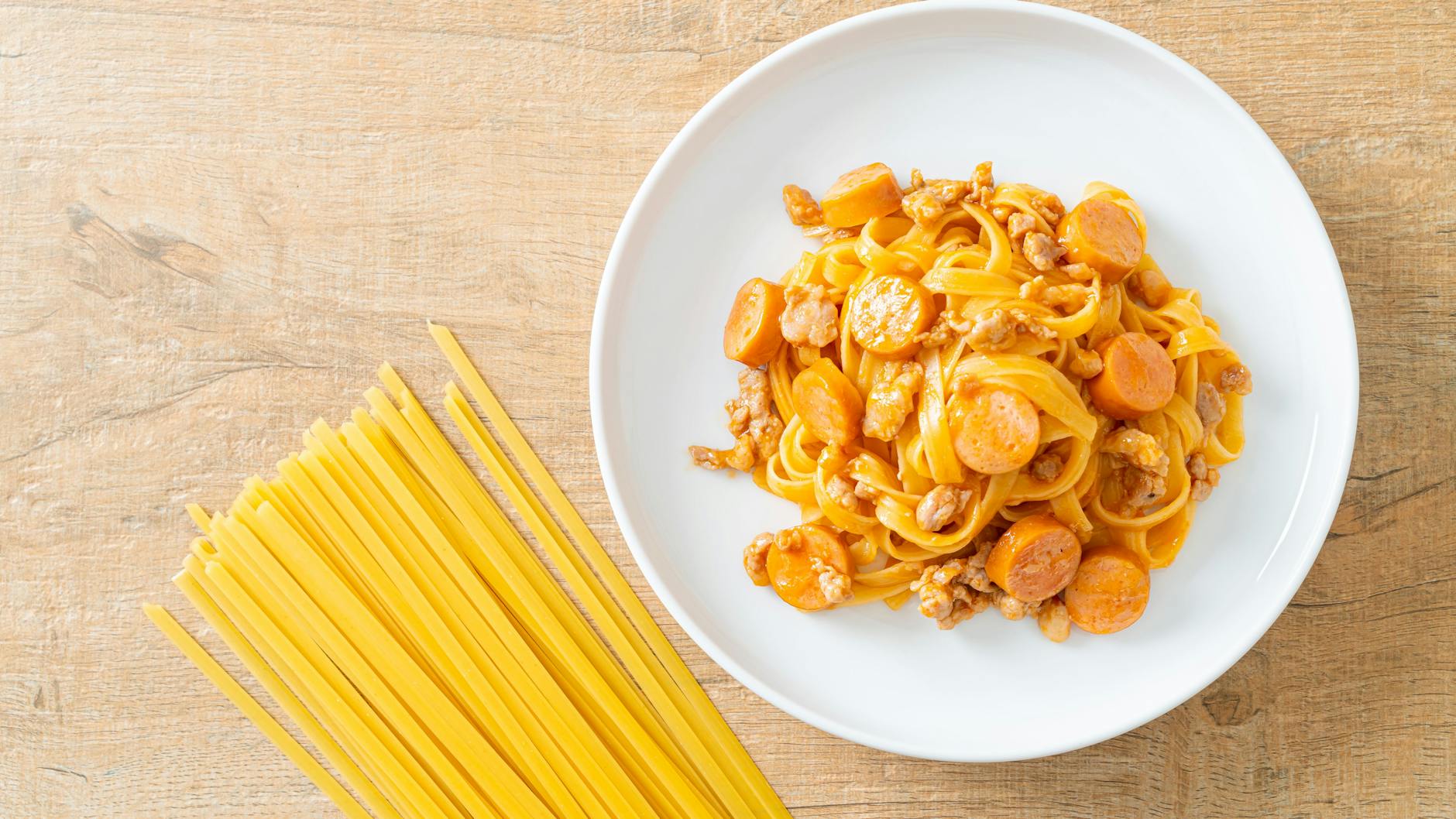 Geniales Rezept: Diese Kombination aus Wurstgulasch und Bolognese ist perfekt für die ganze Familie!