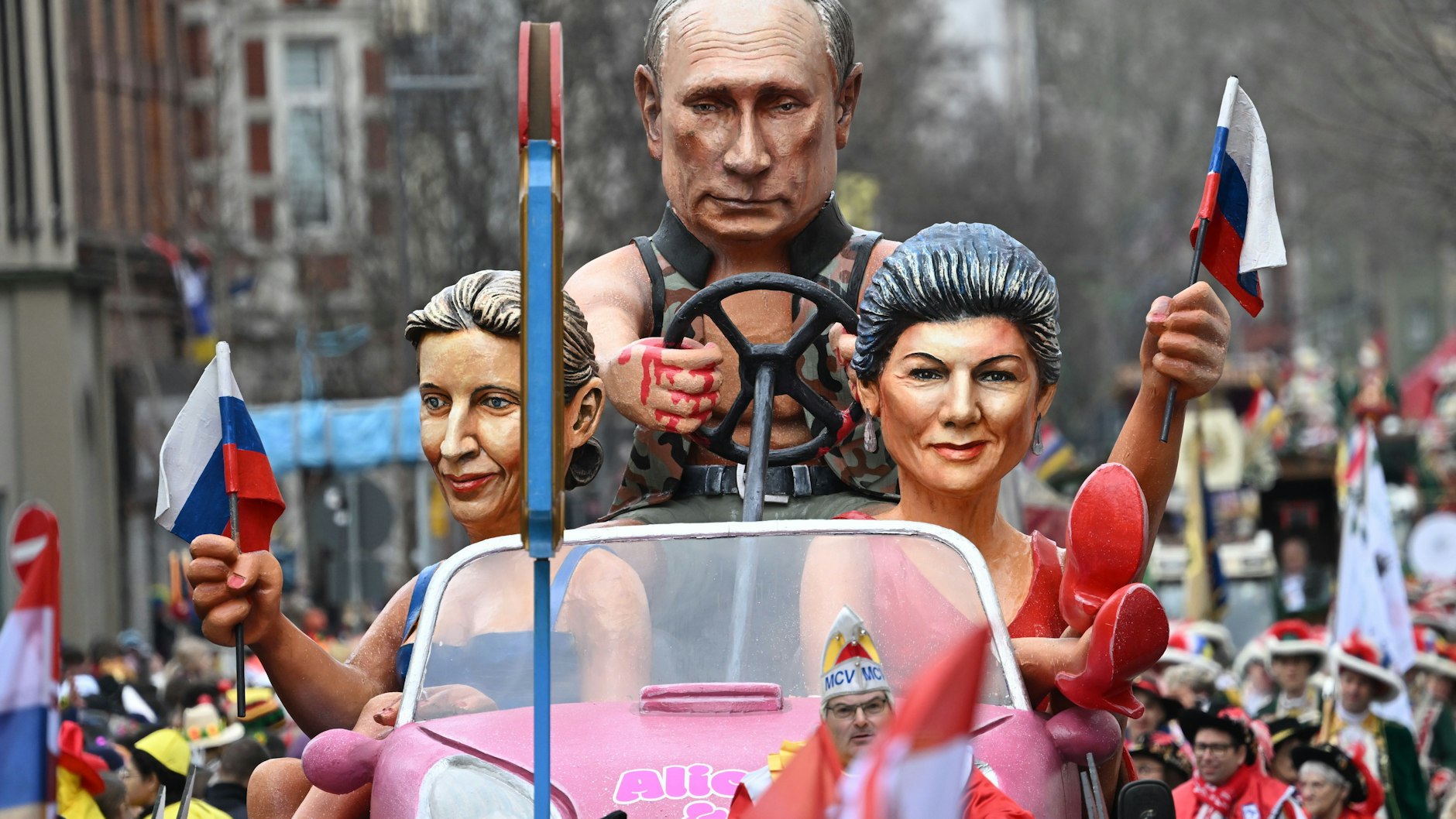 Die Nähe der AfD und von Sahra Wagenknecht und ihrer Partei BSW zu Russland wurde beim diesjährigen Karneval in Deutschland satirisch aufgegriffen.