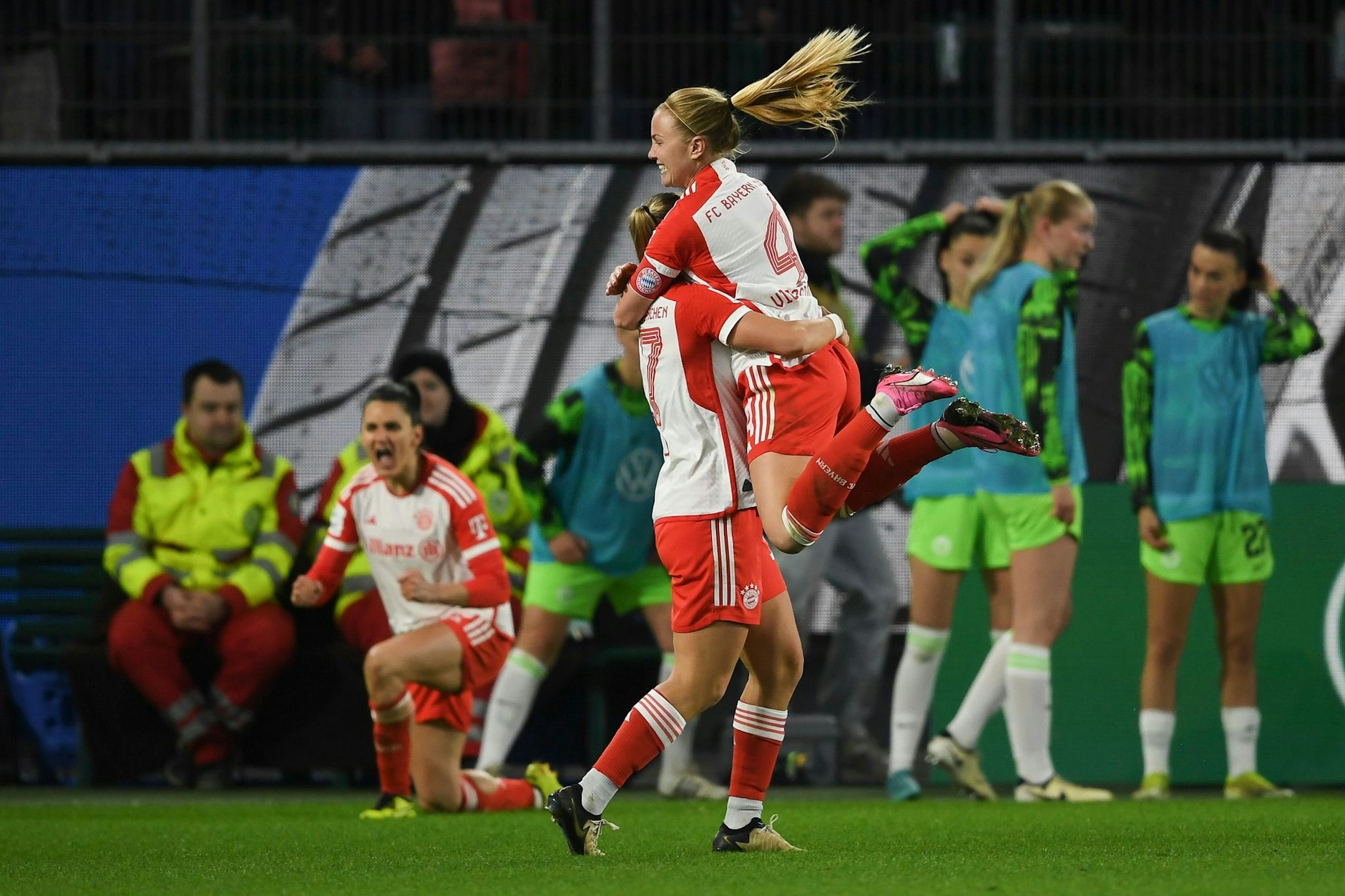 Klara Gabriele Bühl und Glódís Perla Viggósdóttir liegen sich in den Armen: Der FC Bayern gewinnt im Topspiel der Frauen-Bundesliga gegen VfL Wolfsburg deutlich mit 4:0.