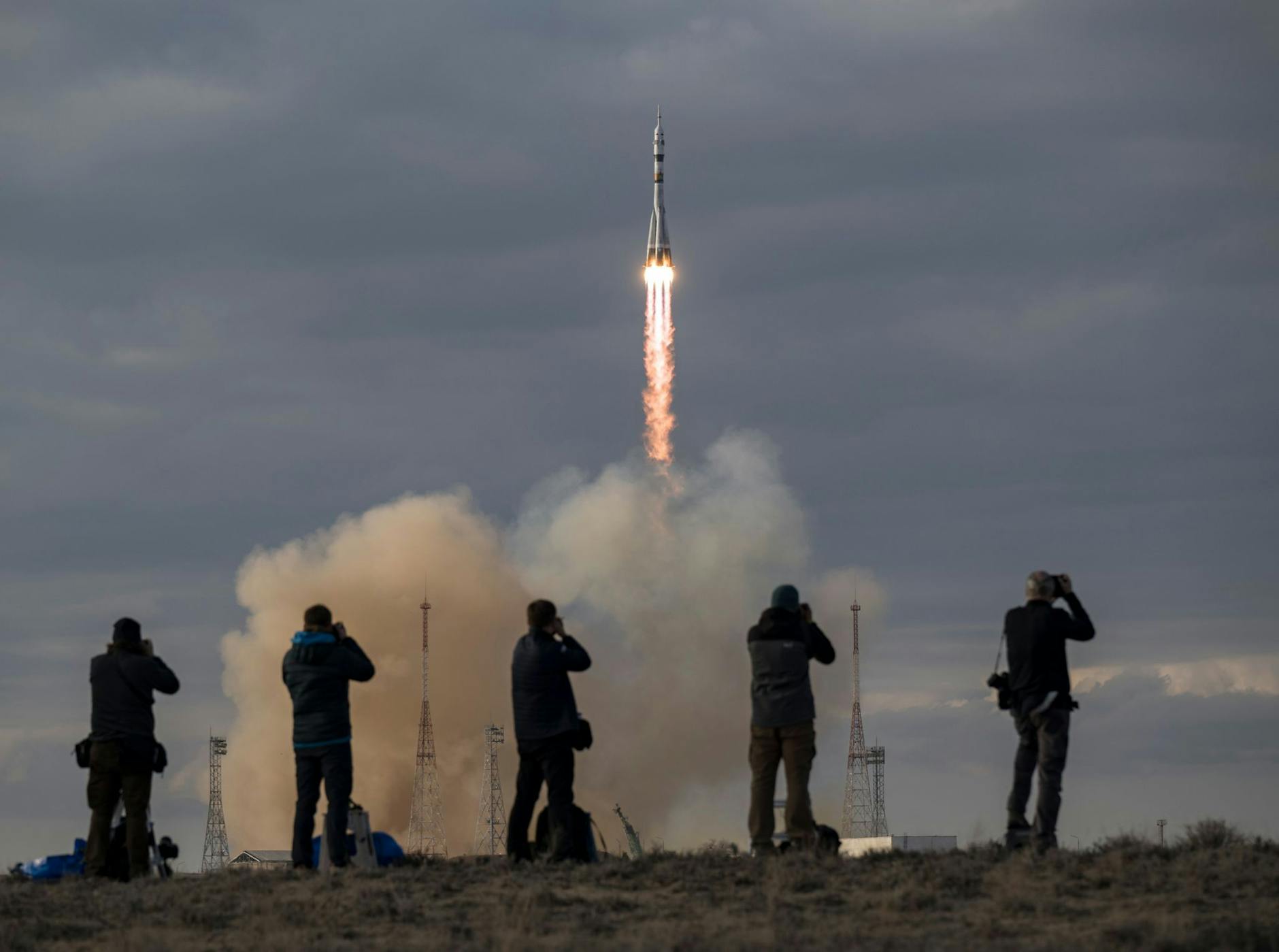dpatopbilder - HANDOUT - Abflug vom Weltraumbahnhof Baikonur in Kasachstan: Zwei Raumfahrerinnen aus Belarus und den USA sind gemeinsam mit einem russischen Kosmonauten zur Internationalen Raumstation (ISS) gestartet.