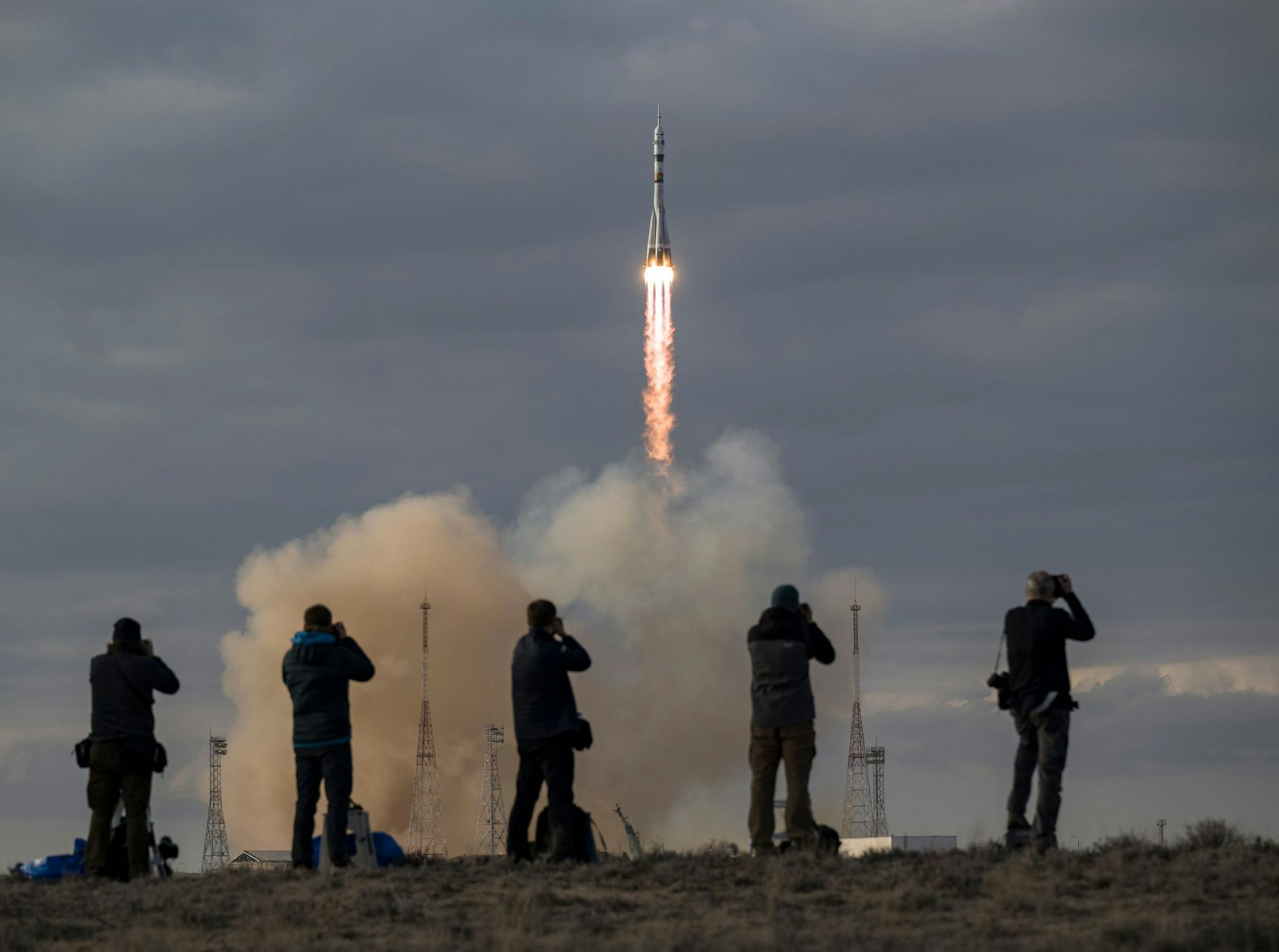 dpatopbilder - HANDOUT - Abflug vom Weltraumbahnhof Baikonur in Kasachstan: Zwei Raumfahrerinnen aus Belarus und den USA sind gemeinsam mit einem russischen Kosmonauten zur Internationalen Raumstation (ISS) gestartet.  