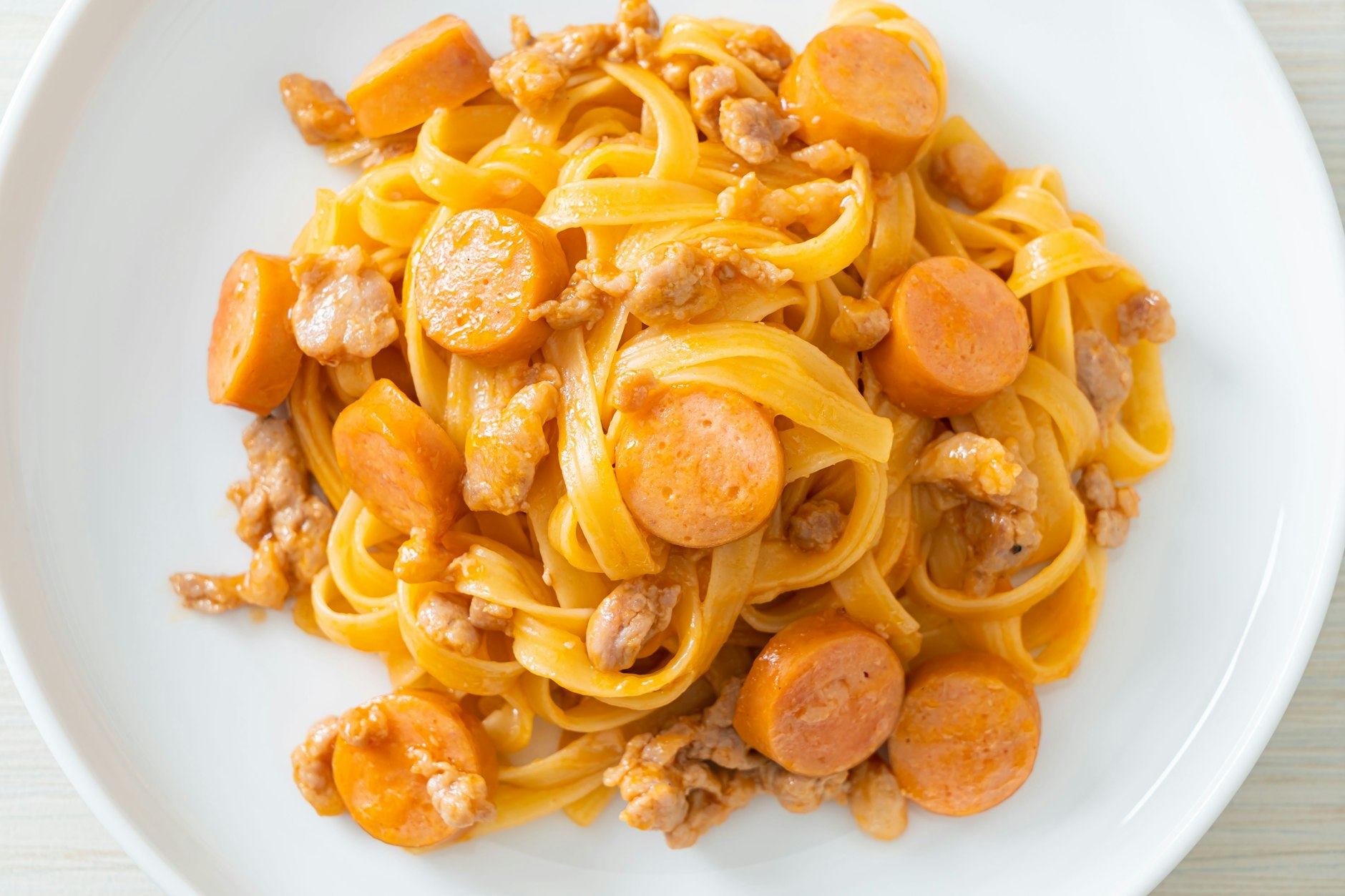 So haben Sie Wurstgulasch noch nie gegessen: Dieses leckere Rezept vereint das Beste aus dem Ost-Klassiker und Bolognese.