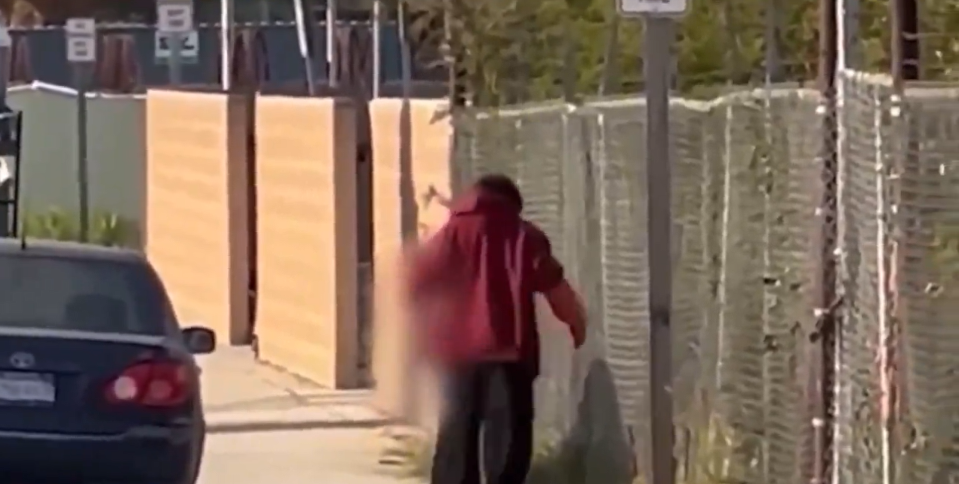 Ekel-Alarm: Mann schleift abgetrenntes Bein von Unfallopfer mit sich