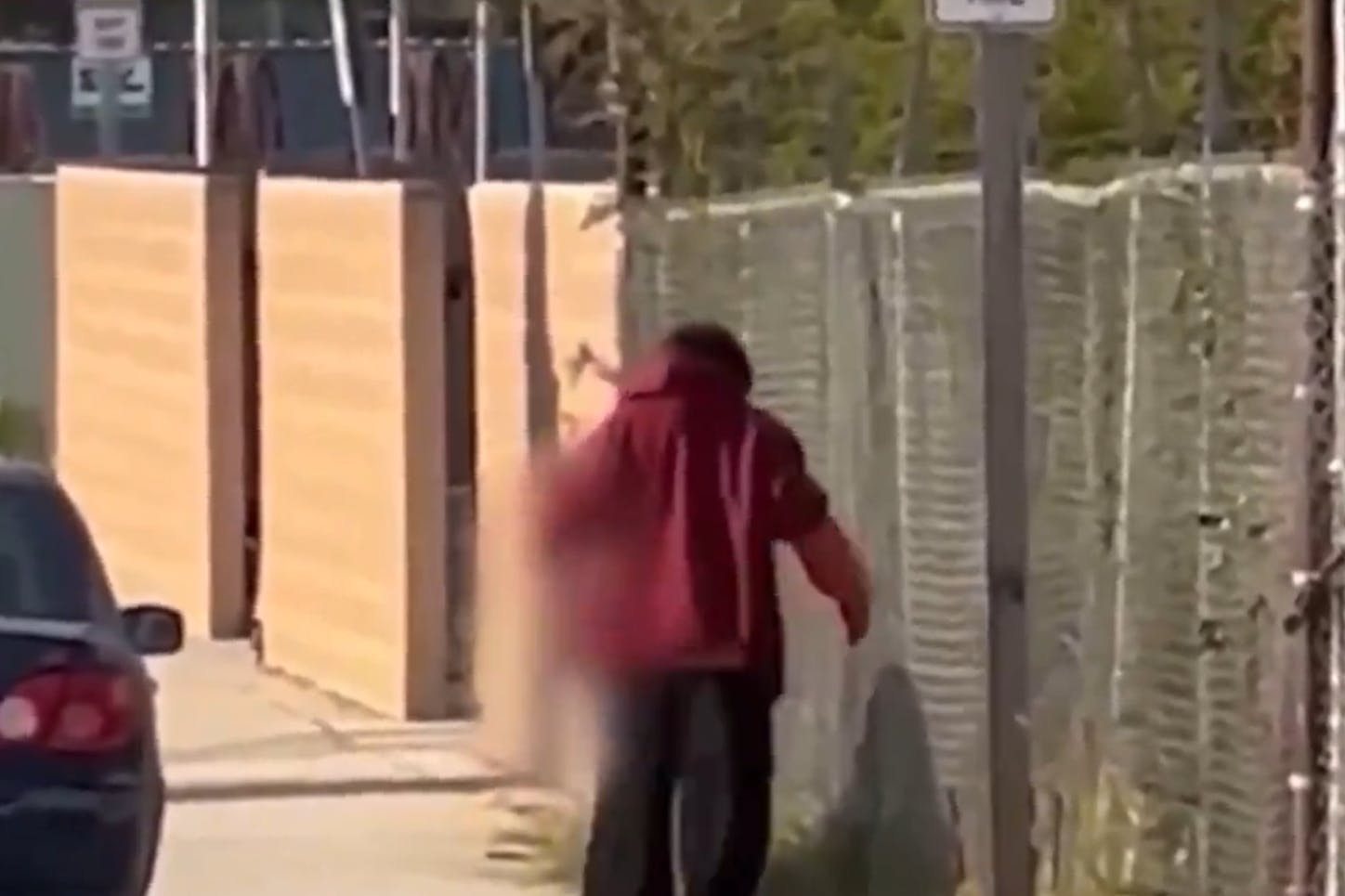 Der Mann schleppte das abgetrennte Bein über den Bürgersteig bis er von der Polizei gefasst wurde.