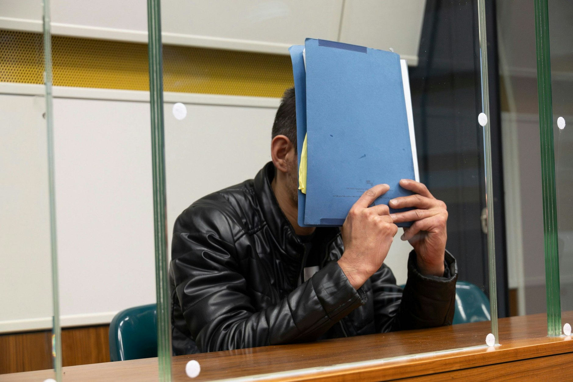 Der Angeklagte Mario U. (40) soll in sechs Fällen die Tochter seiner damaligen Lebensgefährtin sexuell missbraucht haben. Das Mädchen war zu den Tatzeitpunkten zwölf Jahre alt.