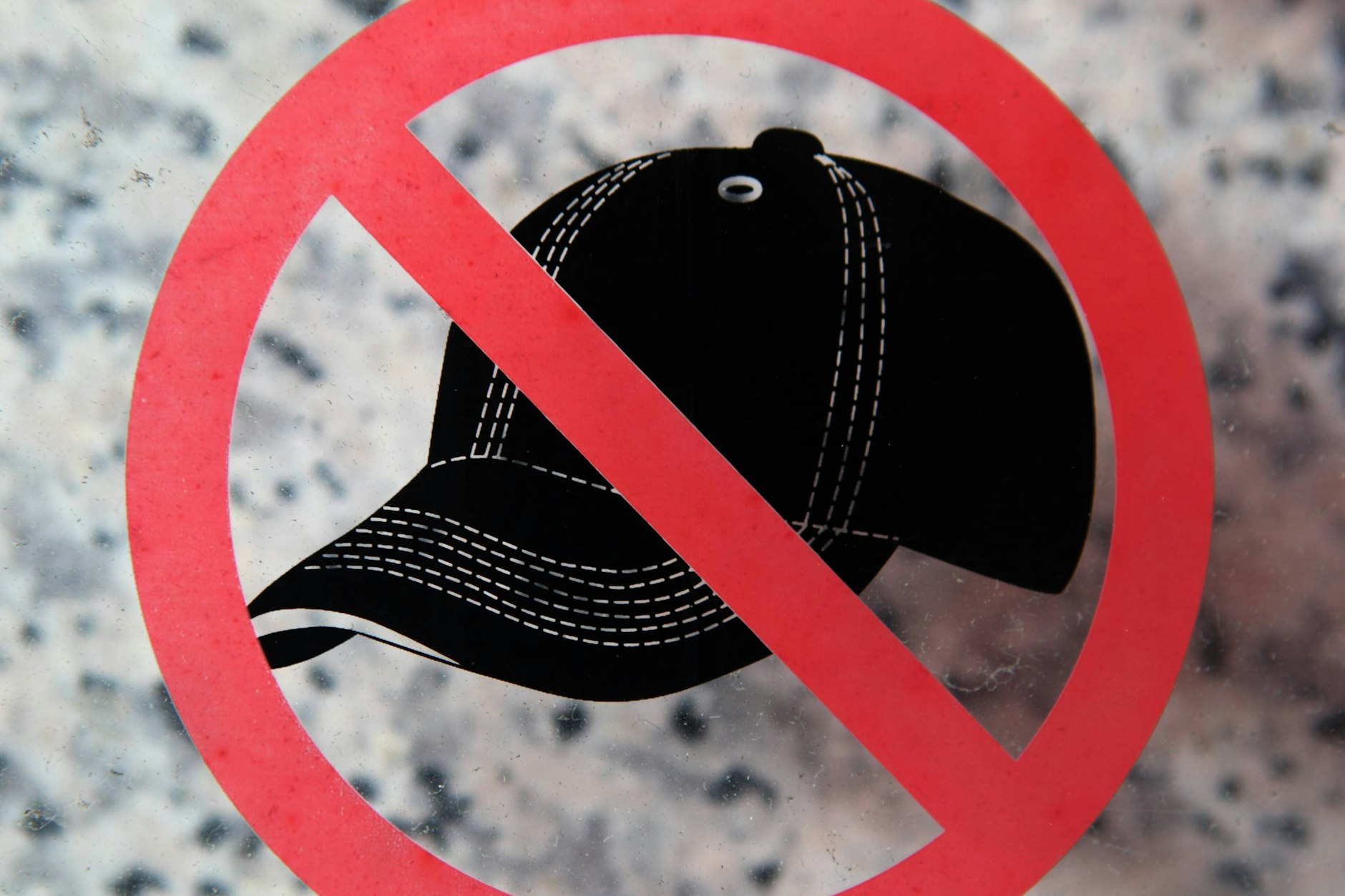 Das Schulamt will dem Lehrer das Tragen eines Basecaps in der Schule verbieten.