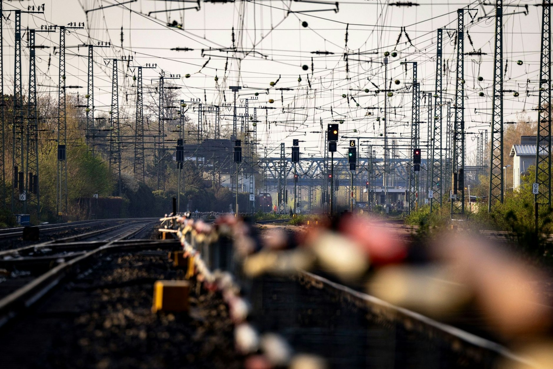 Blick auf ungewöhnlich leere Gleise: Die Bahn hat in Duisburg eine wichtige Strecke zwischen dem westlichen Ruhrgebiet und dem Rheinland gesperrt. Im Nahverkehr fallen nun bis zum Ende der Osterferien viele Züge ganz aus.  