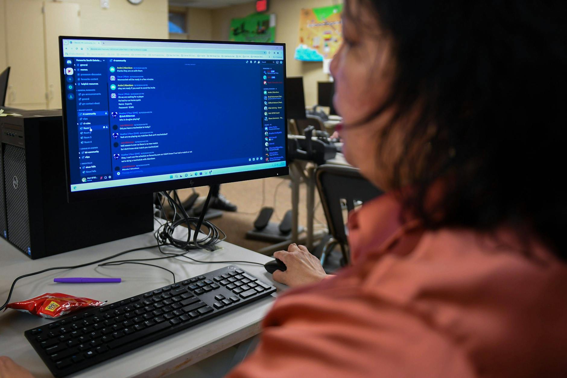 Eine Frau überprüft einen Chatverlauf im Onlinedienst Discord.