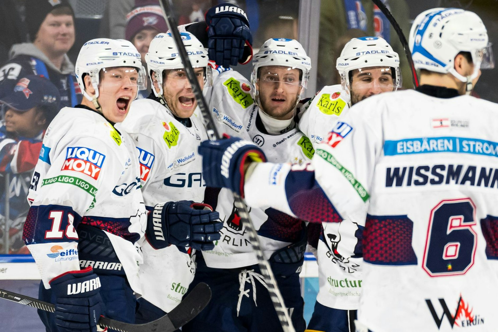Gut gebrüllt, Eisbären! Jonas Müller, Yannick Veilleux, Manuel Wiederer, Patrice Cormier und Kai Wissmann (v. l.) jubeln in Mannheim.