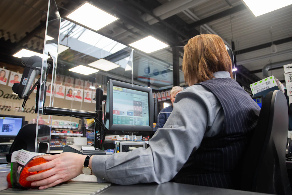Rewe, Penny, Aldi: Hier bleiben die Spuckschutz-Scheiben an den Kassen