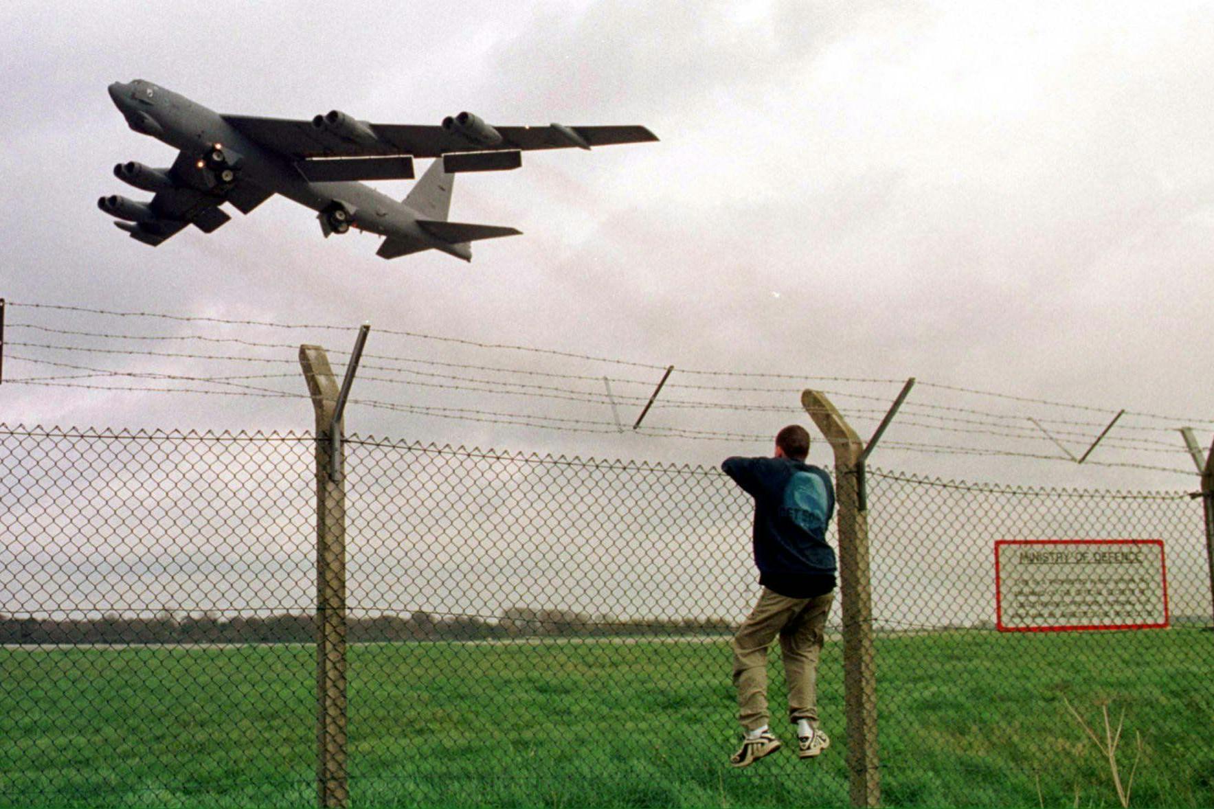 Ein B52-Flugzeug verlässt die RAF Fairford, Gloucestershire, am Mittwoch, den 24. März 1999.