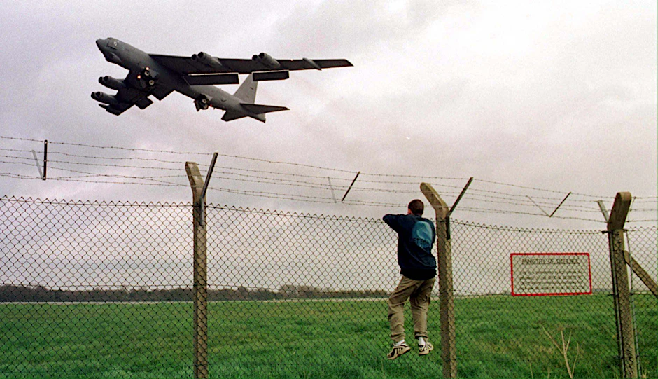 Ein B52-Flugzeug verlässt die RAF Fairford, Gloucestershire, am Mittwoch, den 24. März 1999.