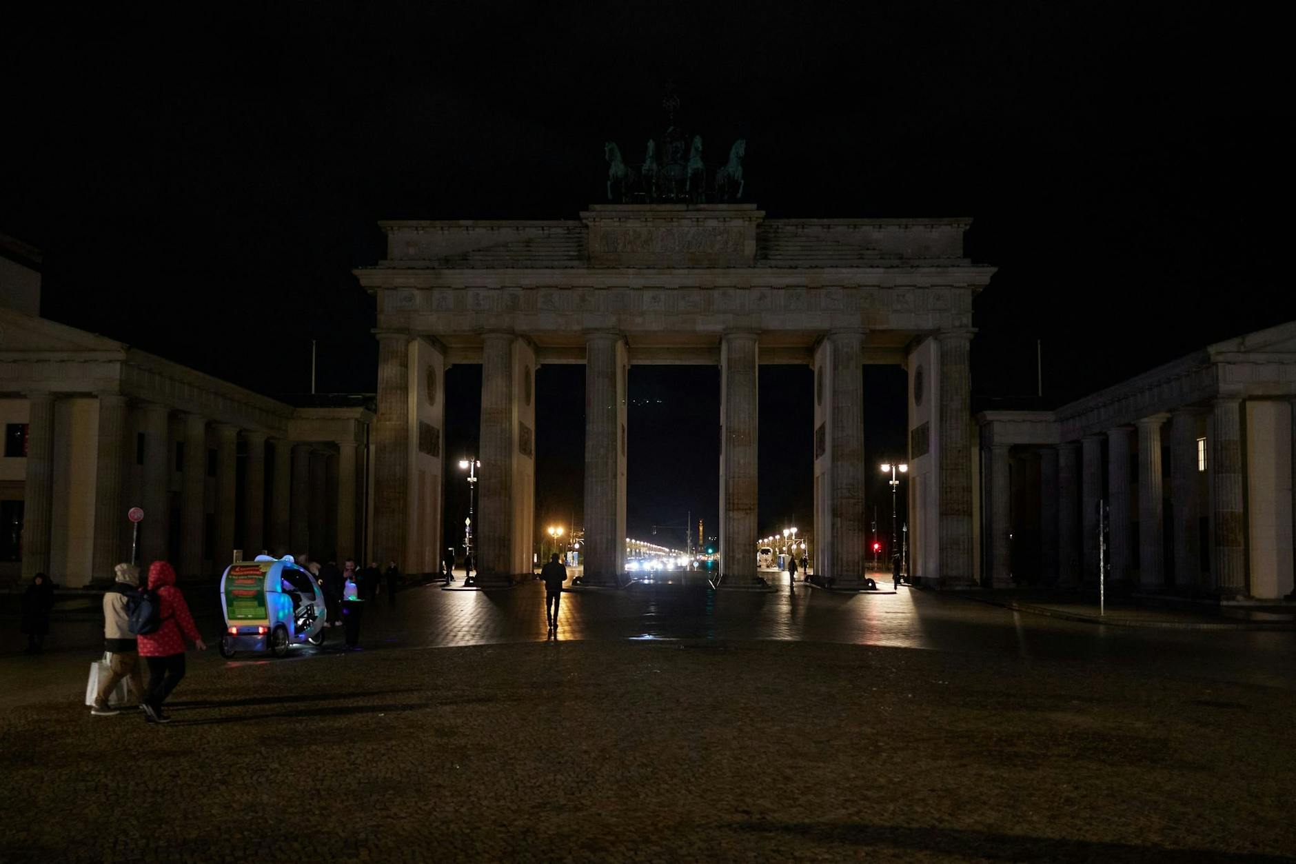 dpatopbilder - Berlin beteiligt sich an der weltweiten Aktion «Earth Hour» und schaltet das Licht am Brandenburger Tor aus.