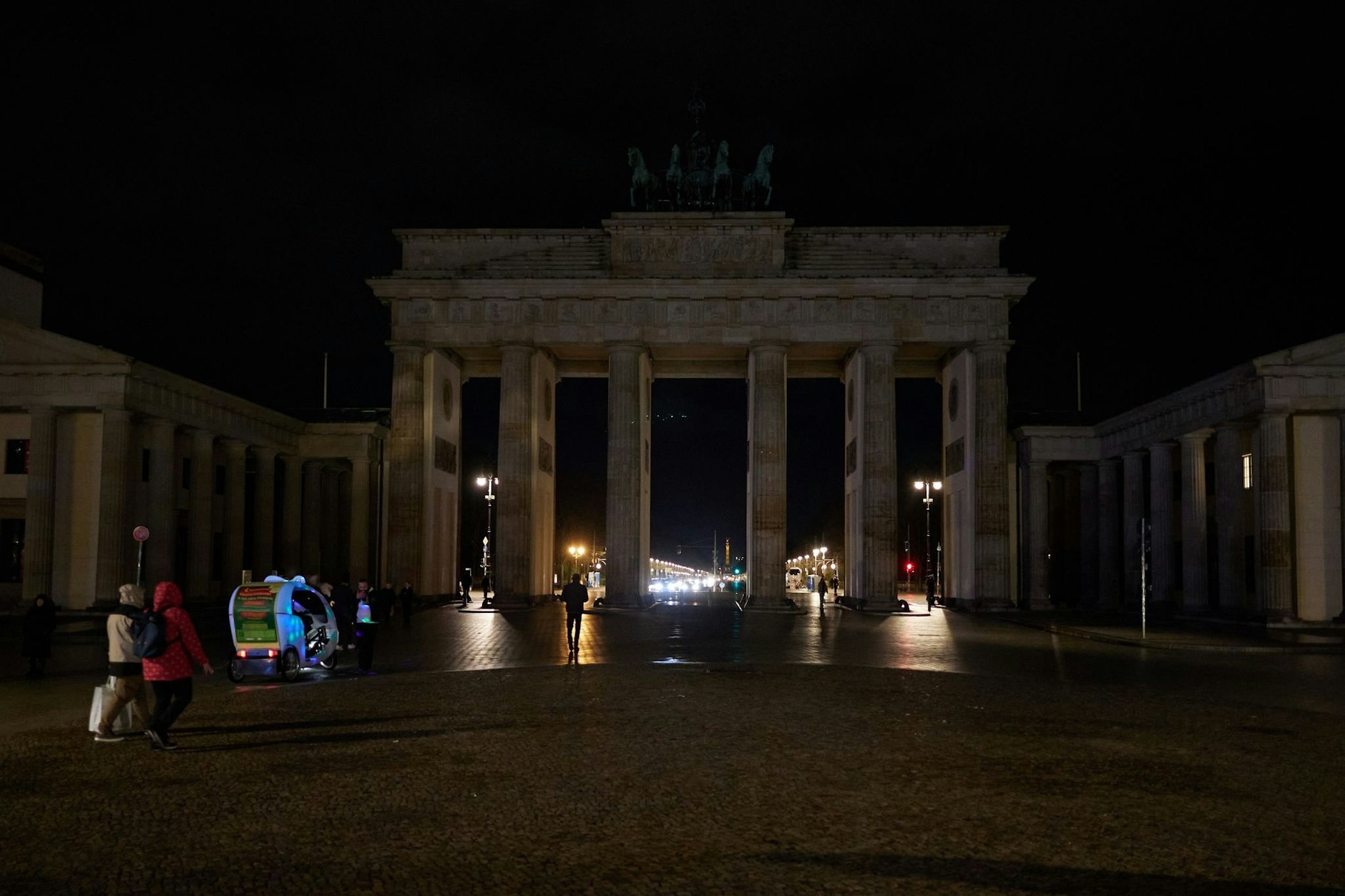 dpatopbilder - Berlin beteiligt sich an der weltweiten Aktion «Earth Hour» und schaltet das Licht am Brandenburger Tor aus.  