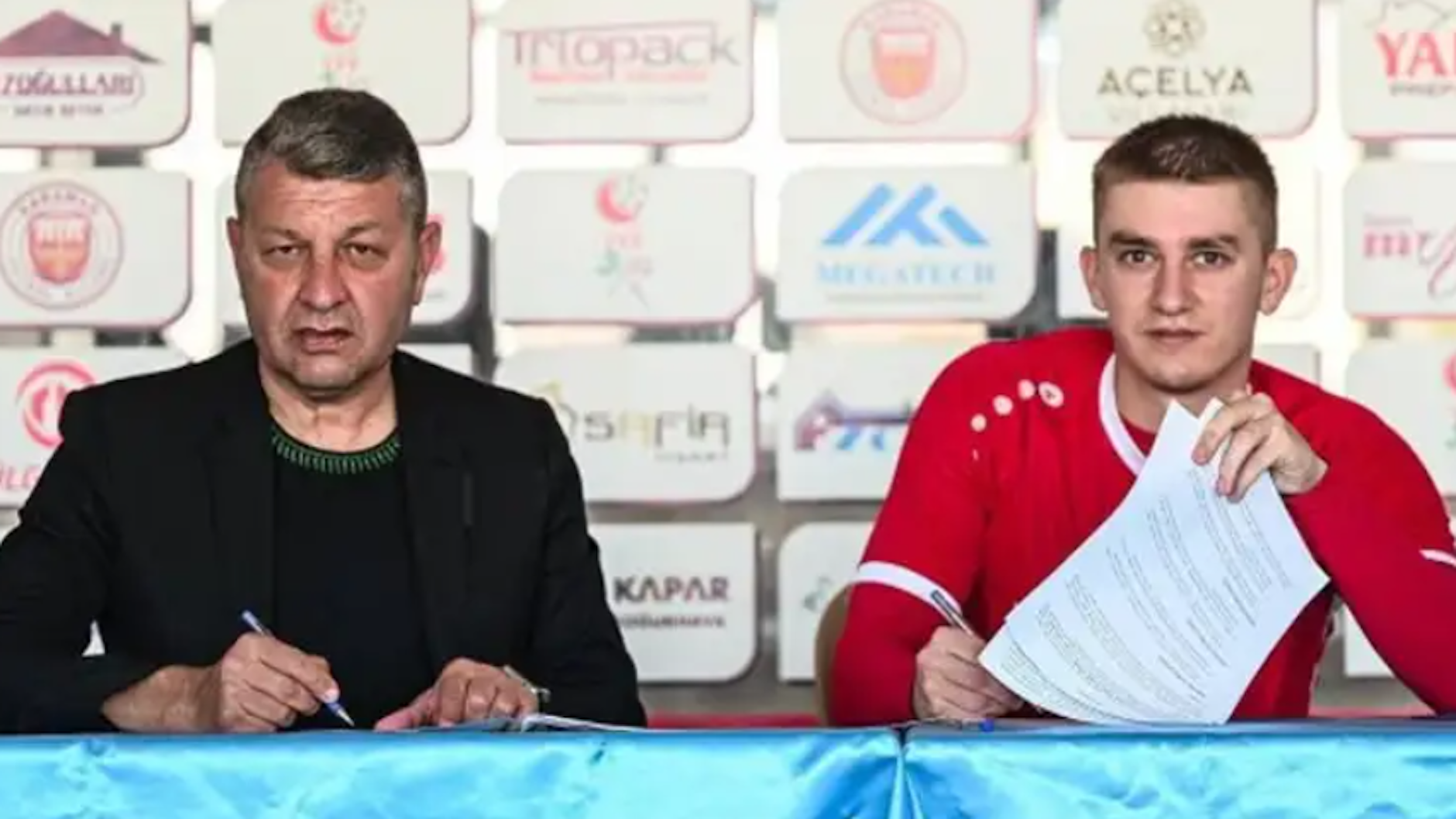 Karaman-Boss Süleyman Han bei der Vertragsunterschrift im Januar 2023 mit Ex-Herthaner Sinan Kurt.