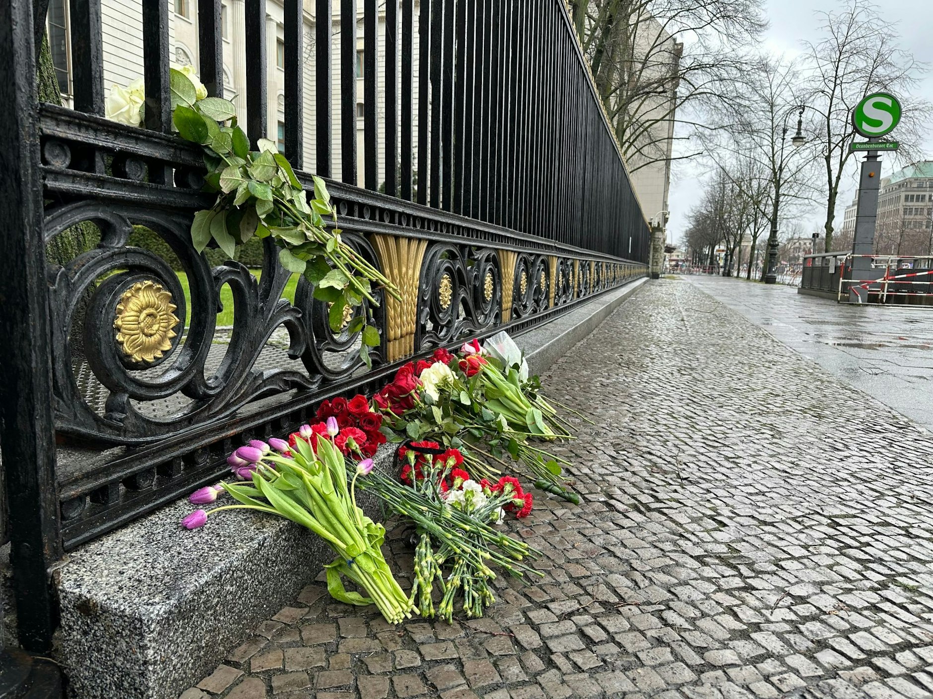 HANDOUT - Blumen liegen am Zaun der Russischen Botschaft in Berlin: Bei einem Anschlag auf das Veranstaltungszentrum Crocus City Hall ist die Zahl der Toten nach Angaben der Ermittler weiter gestiegen. t Berlin/dpa
