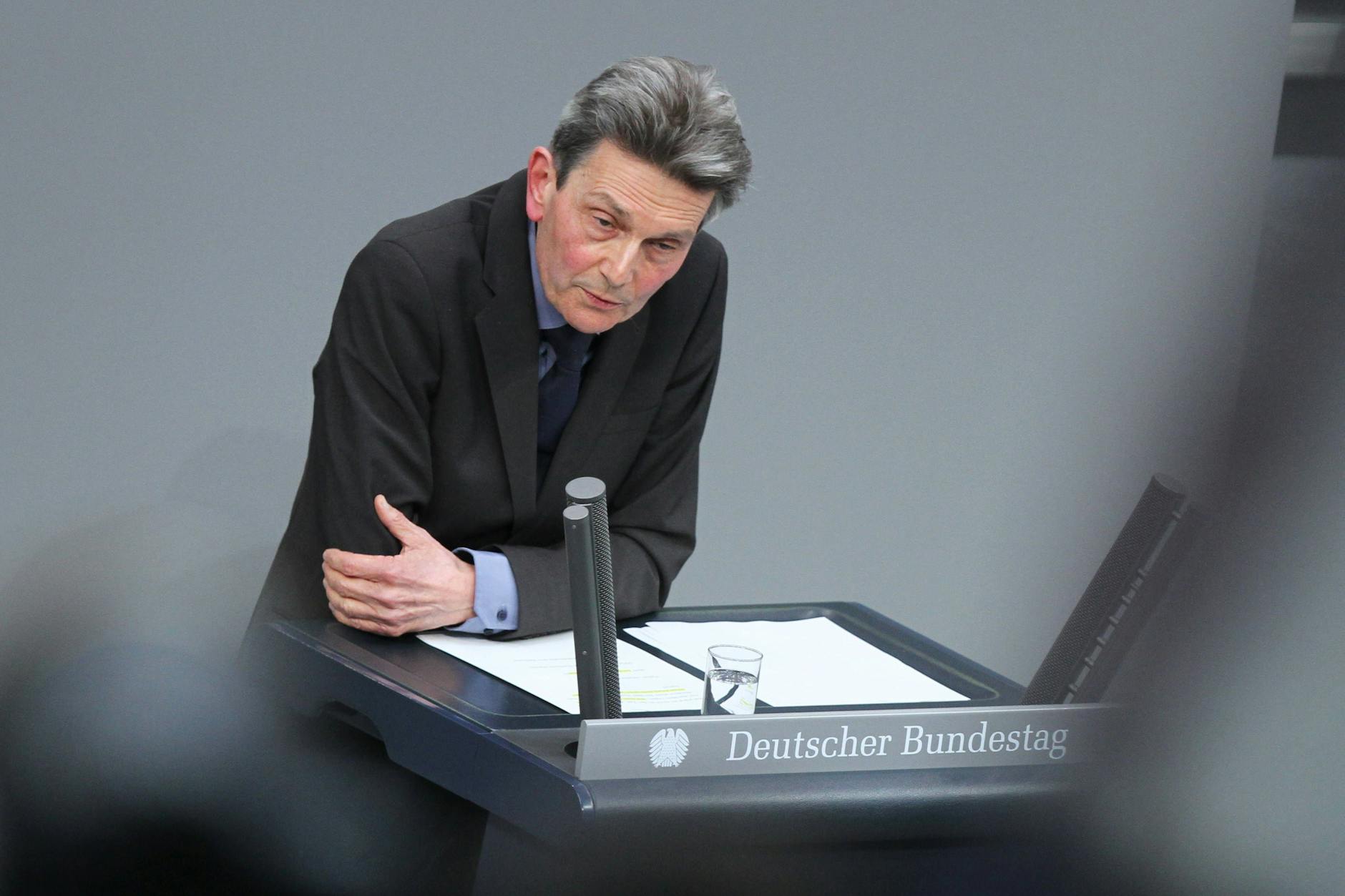 Wer sagt, was er nicht denkt, führt in die Irre. Aber verschweigen, was man denkt, führt zu nichts. Rolf Mützenich in der Taurus-Debatte am 14. März im Bundestag.