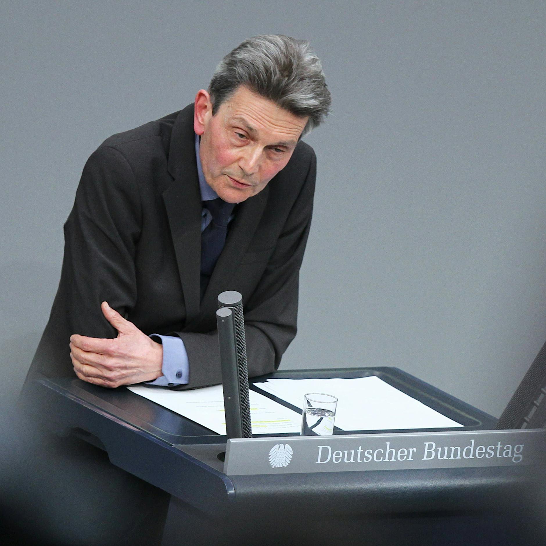 Jeder weiß, dass Mützenich ans Einfrieren glaubt. Wieso soll er sich verleugnen?