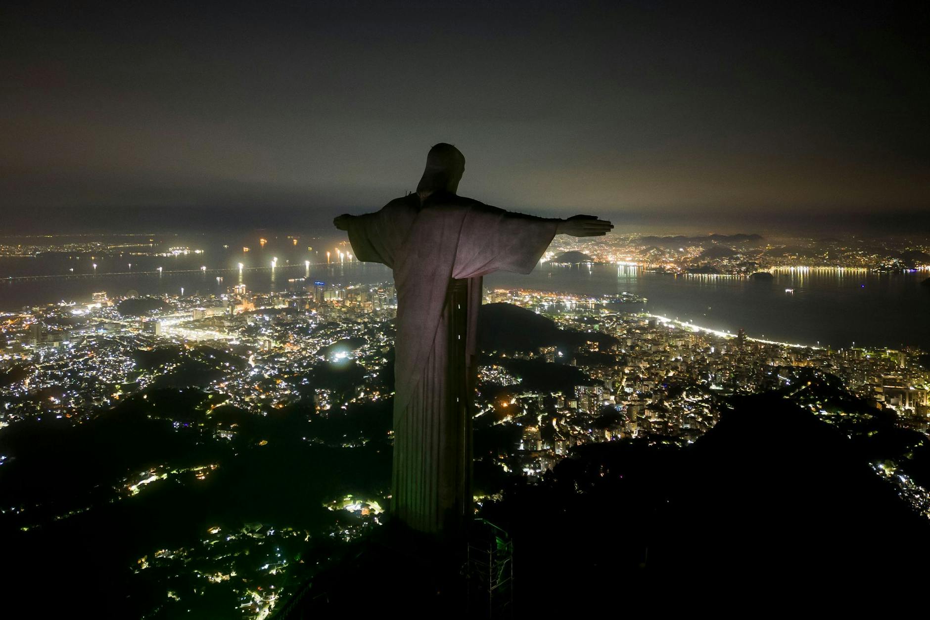 ARCHIV - Die Christus-Erlöser-Statue in Rio de Janeiro, kurz bevor die Lichter, die sie beleuchten, ausgeschaltet werden (Archivbild).