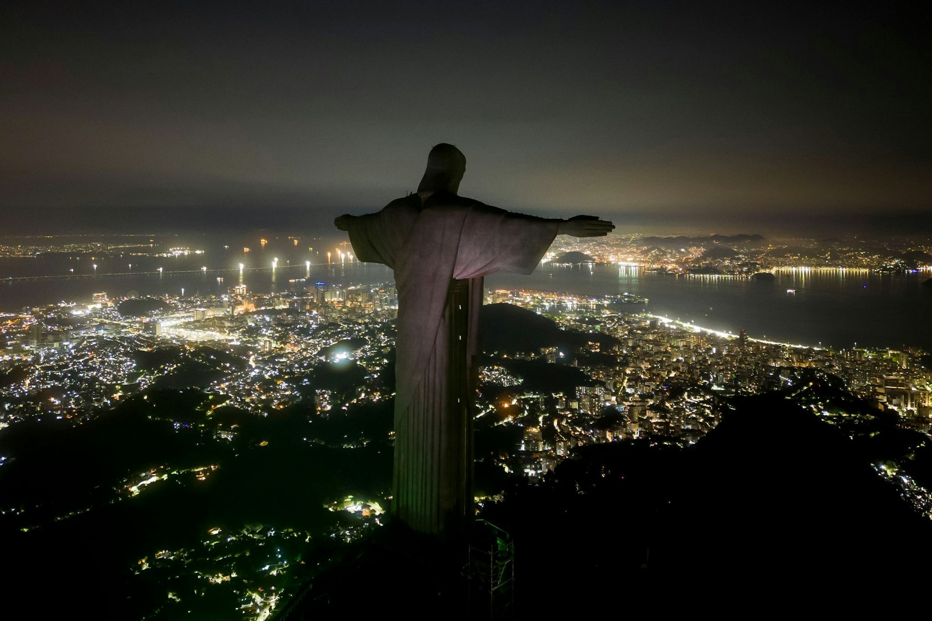 ARCHIV - Die Christus-Erlöser-Statue in Rio de Janeiro, kurz bevor die Lichter, die sie beleuchten, ausgeschaltet werden (Archivbild).  