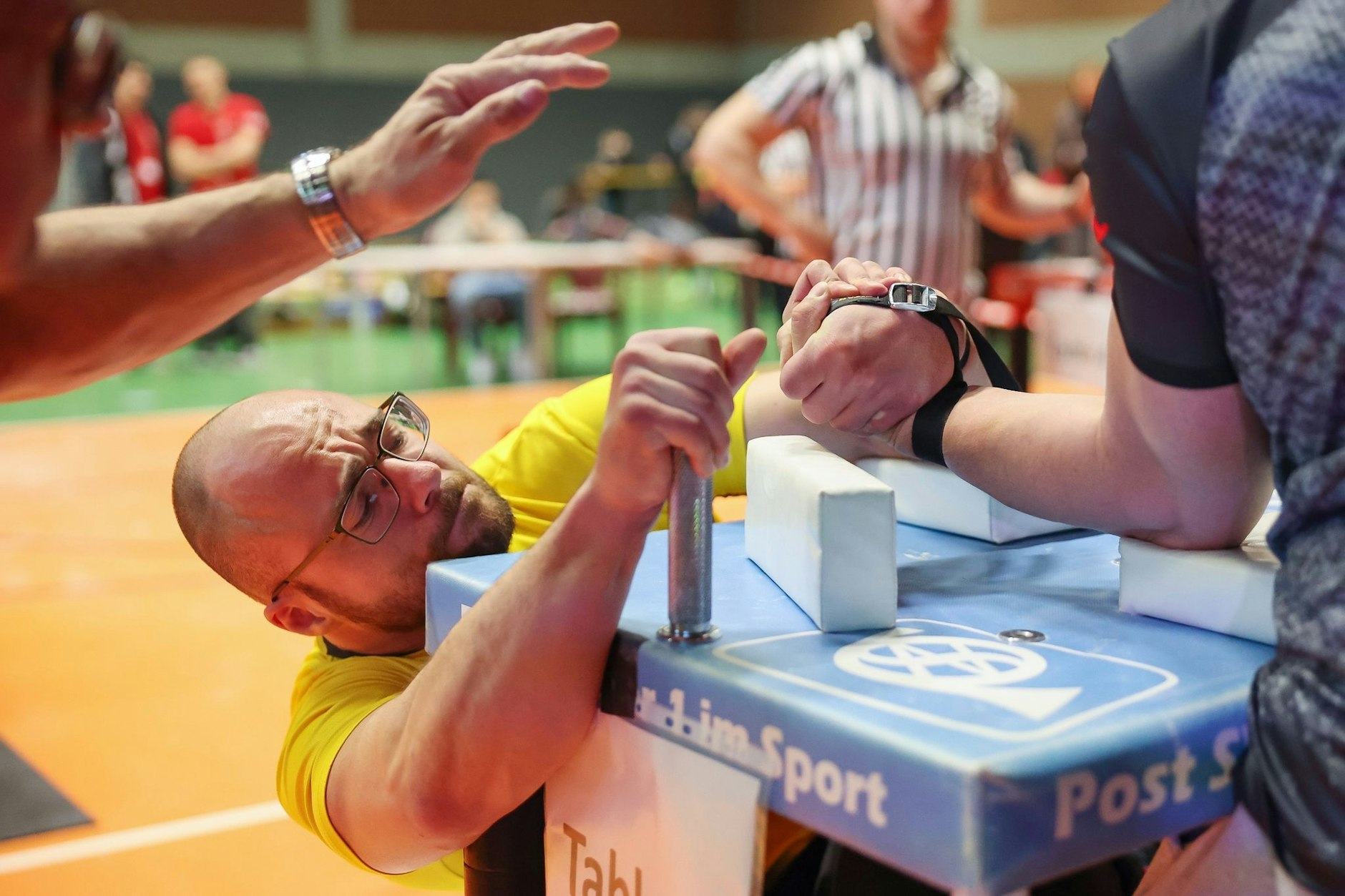Voller Körpereinsatz: Benny Hapke gewinnt bei den Deutschen Meisterschaften im Armwrestling gegen Erik Dabbert. Bei dem Turnier in Nürnberg wird unter insgesamt 400 Teilnehmern die beste Armdrückerin und der beste Armdrücker ermittelt.  