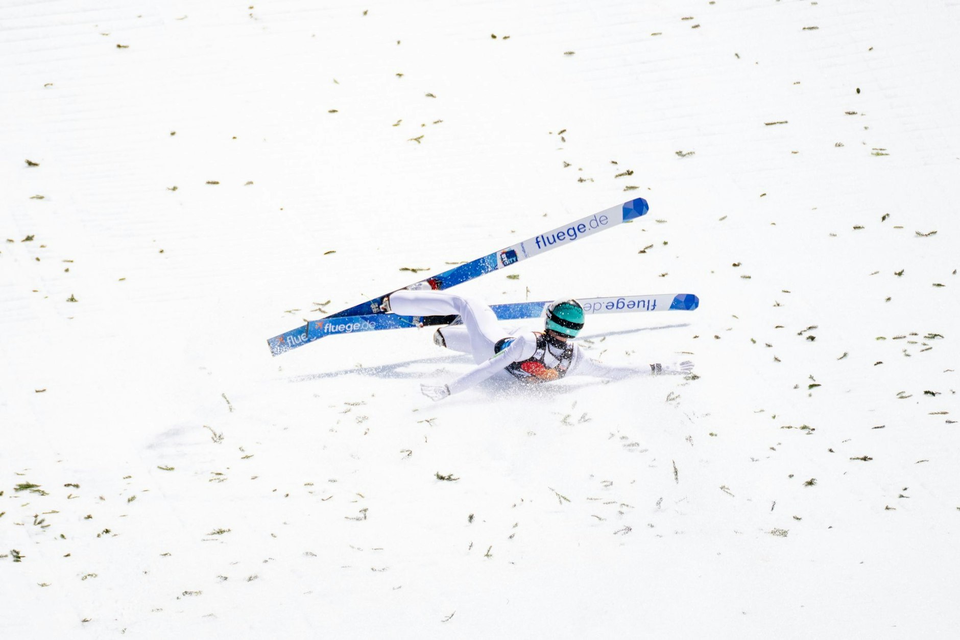 Das Skifliegen in Planica wird von schweren Stürzen überschattet. Beim Teamwettbewerb erwischt es auch Timi Zajc aus Slowenien. Er konnte einen Flug auf 242,5 Meter nicht abfangen. a