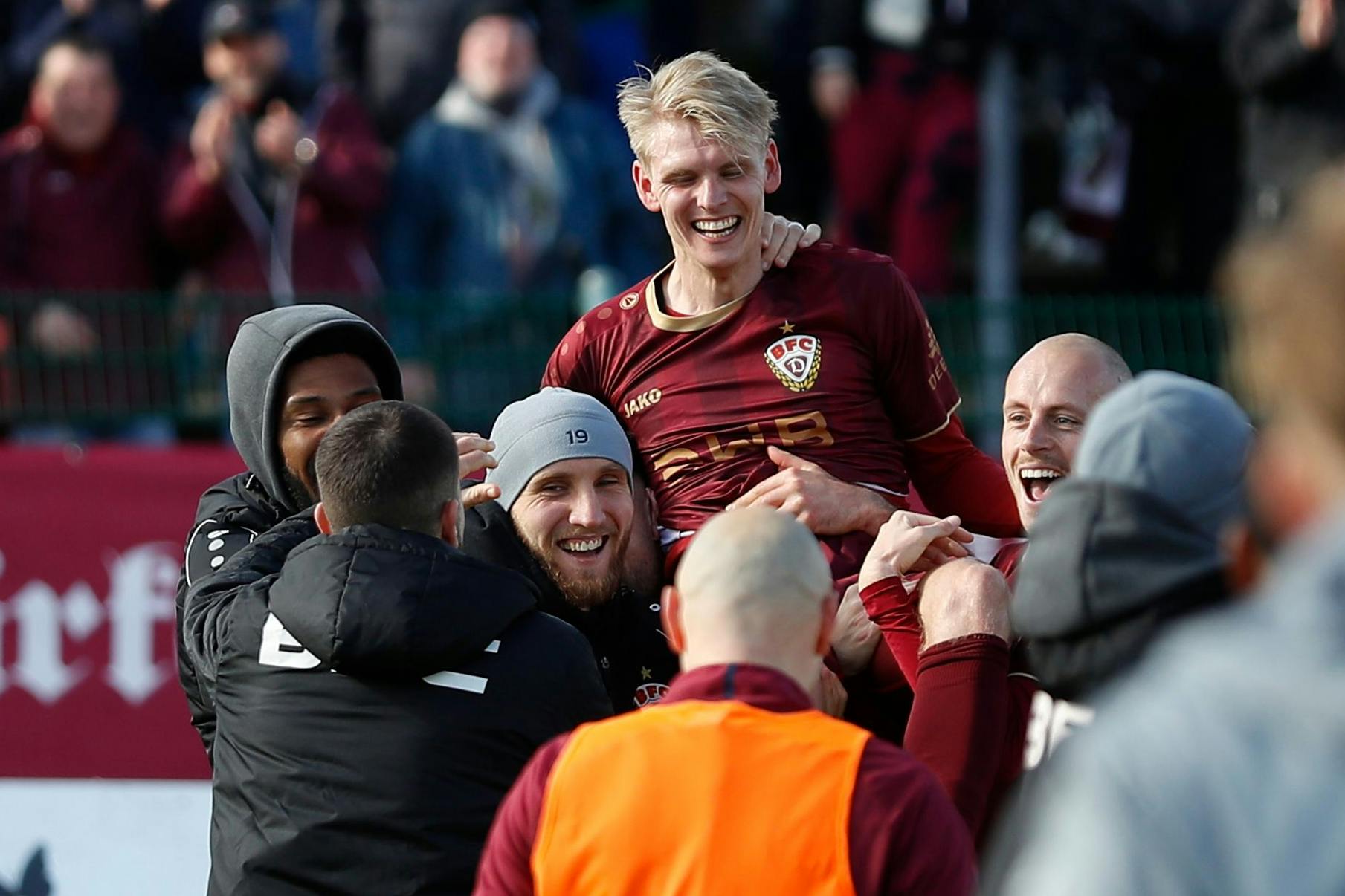 Nach seiner Gala mit zwei Toren und einer Torvorlage für den BFC Dynamo gegen Altglienicke wird Joey Breitfeld auf Schultern getragen.