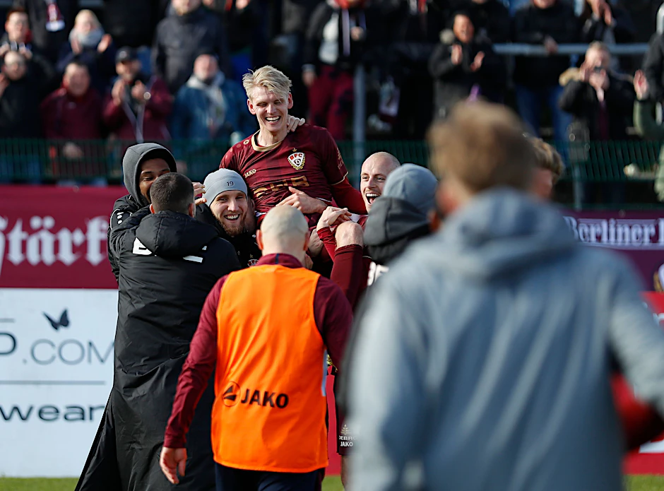 Nach seiner Gala mit zwei Toren und einer Torvorlage für den BFC Dynamo gegen Altglienicke wird Joey Breitfeld auf Schultern getragen.