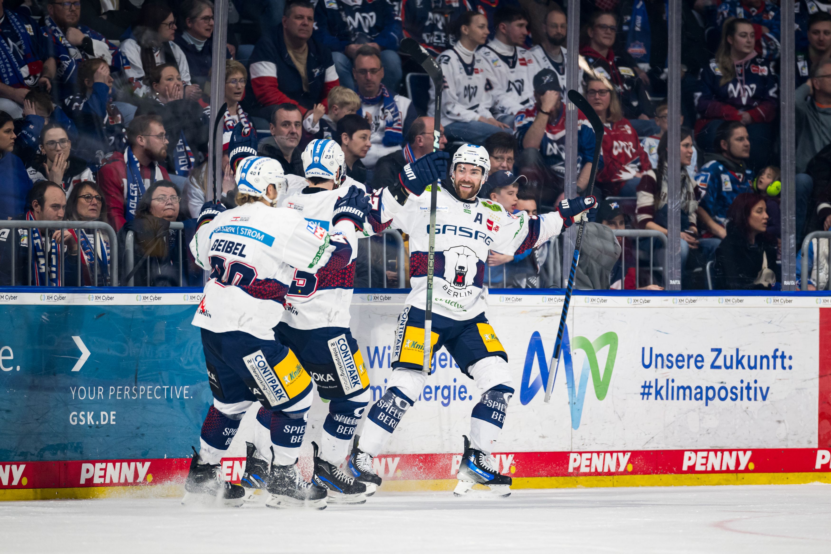 Image - Eisbären Berlin erspielen sich mit einem Sieg in Mannheim drei Matchbälle