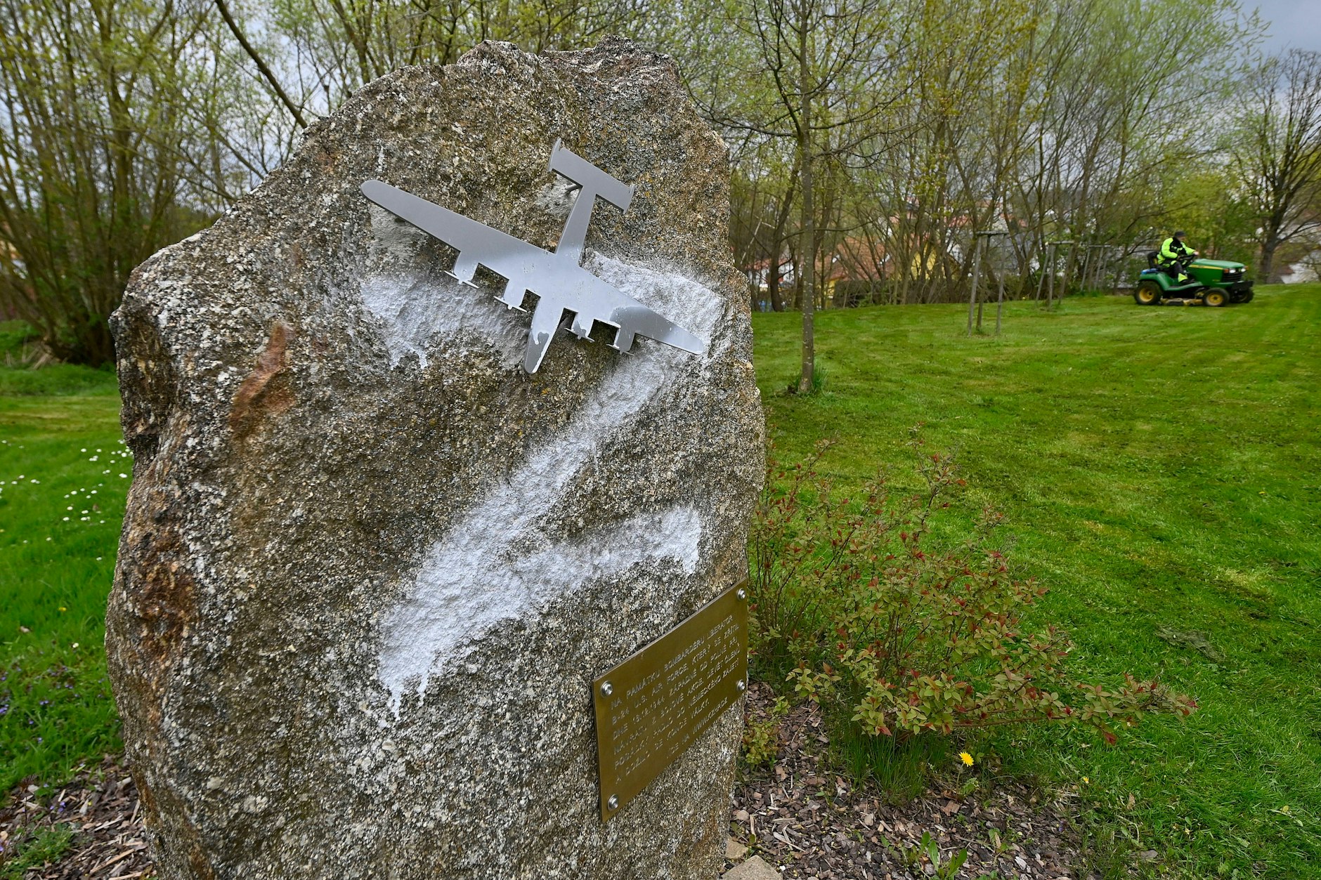 Jemand hat den Buchstaben Z, ein Symbol für die russische Invasion in der Ukraine, auf ein Denkmal zum Gedenken an den Absturz eines amerikanischen Bombers gesprüht (Archivbild).