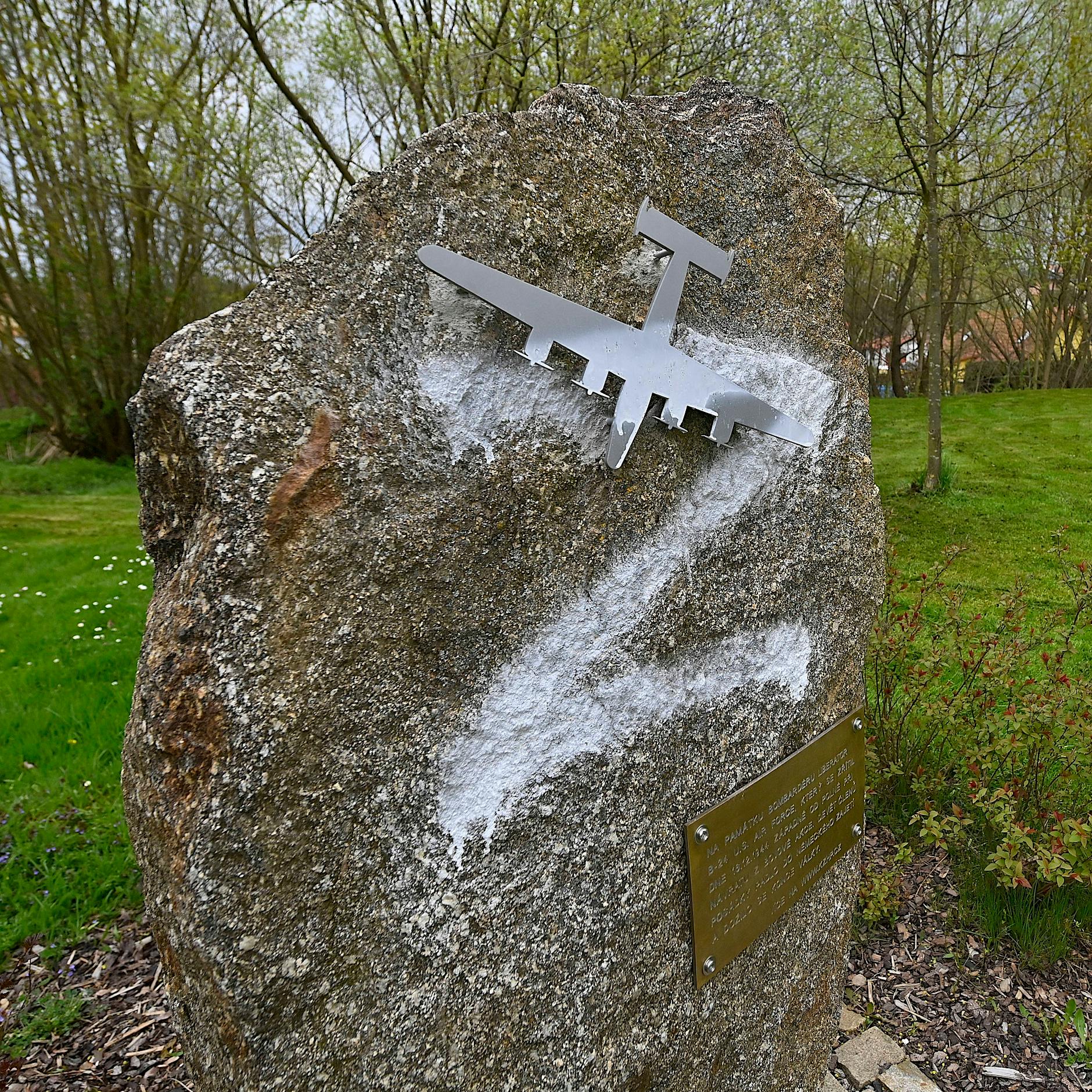 Symbol des Ukraine-Kriegs: Berliner Friedhof mit russischen „Z“-Symbolen geschändet